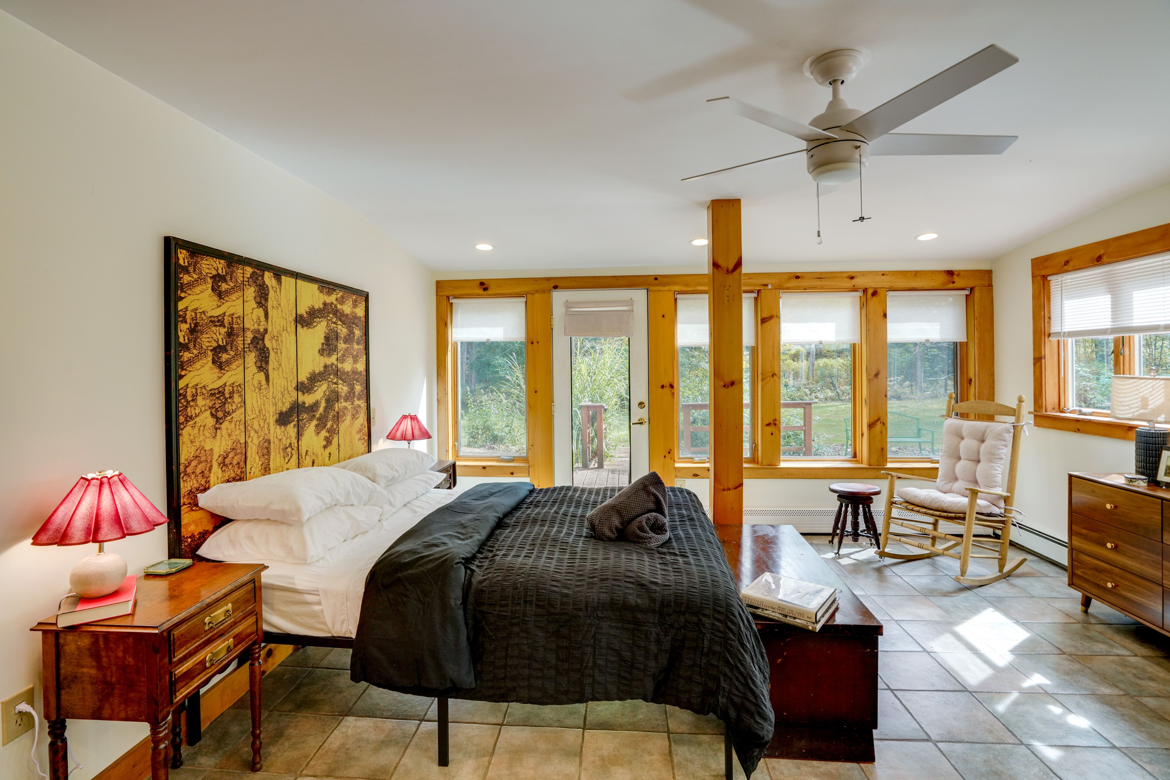 Bedroom 2 | Queen Bed | Books | 1st Floor