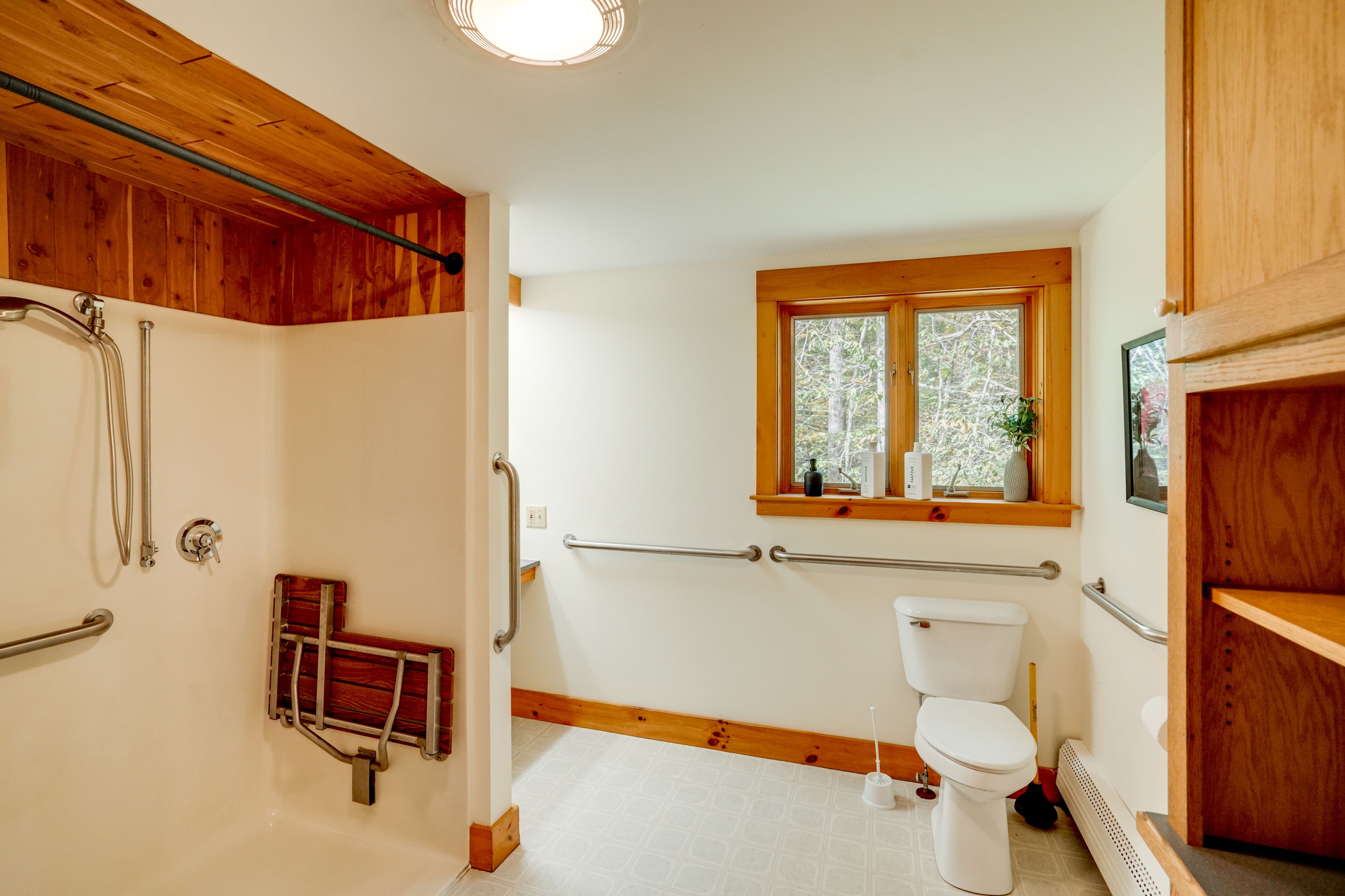 Accessible Bathroom | Towels | Roll-In Shower | Grab Bars | Bench | 1st Floor