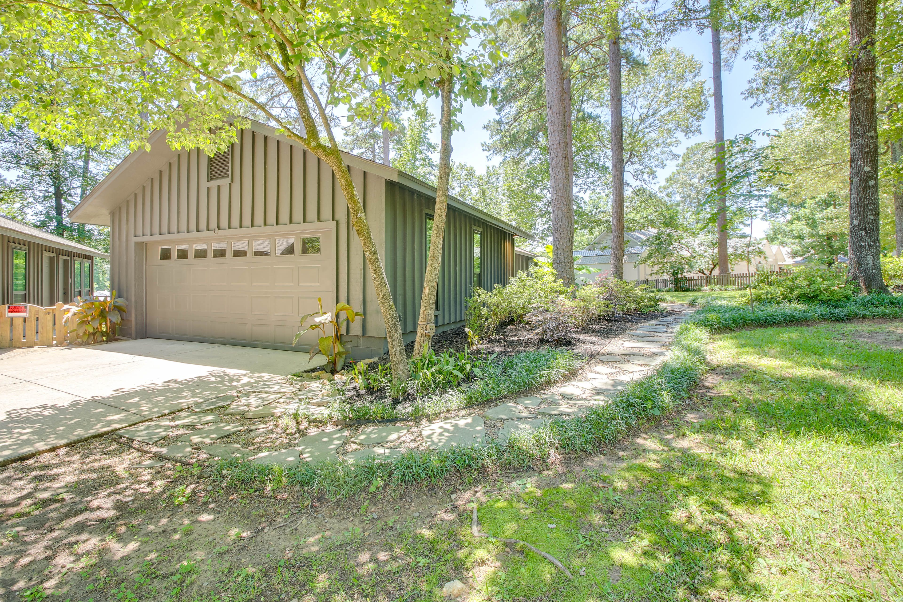 Parking | Driveway (4 Vehicles) | Garage (1 Vehicle)