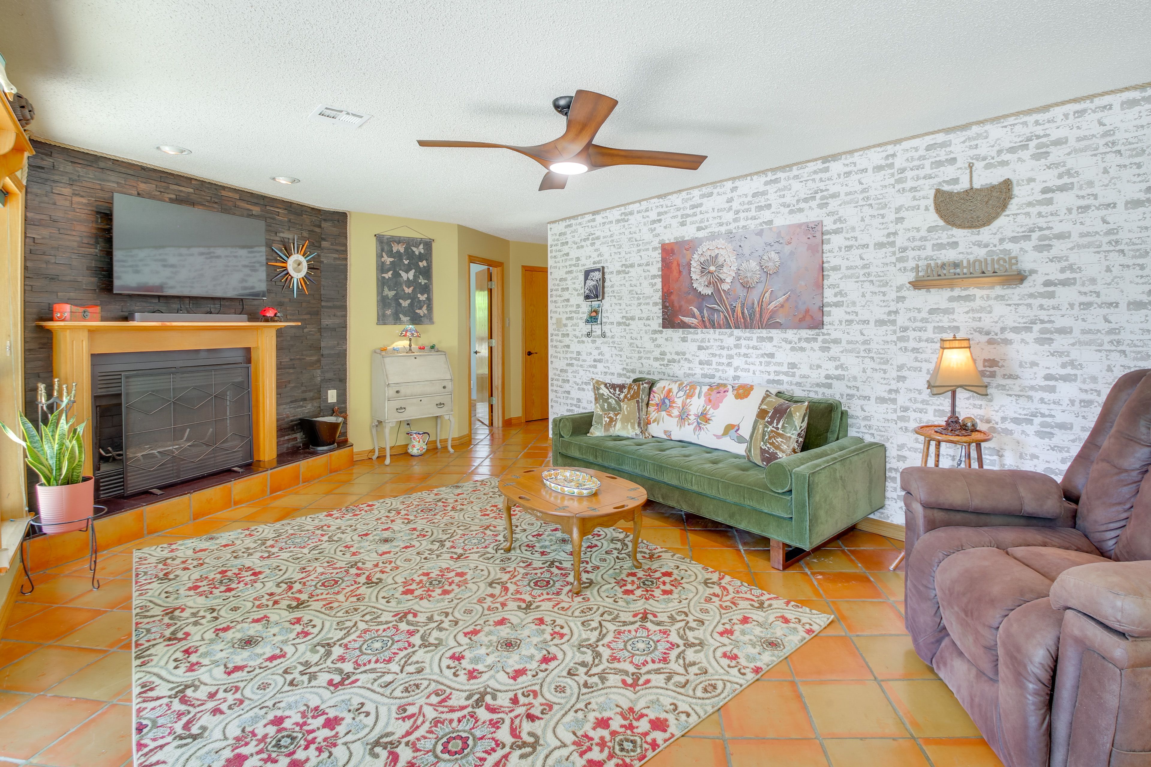 Living Room | Free WiFi | Smart TV | Fireplace | Central A/C