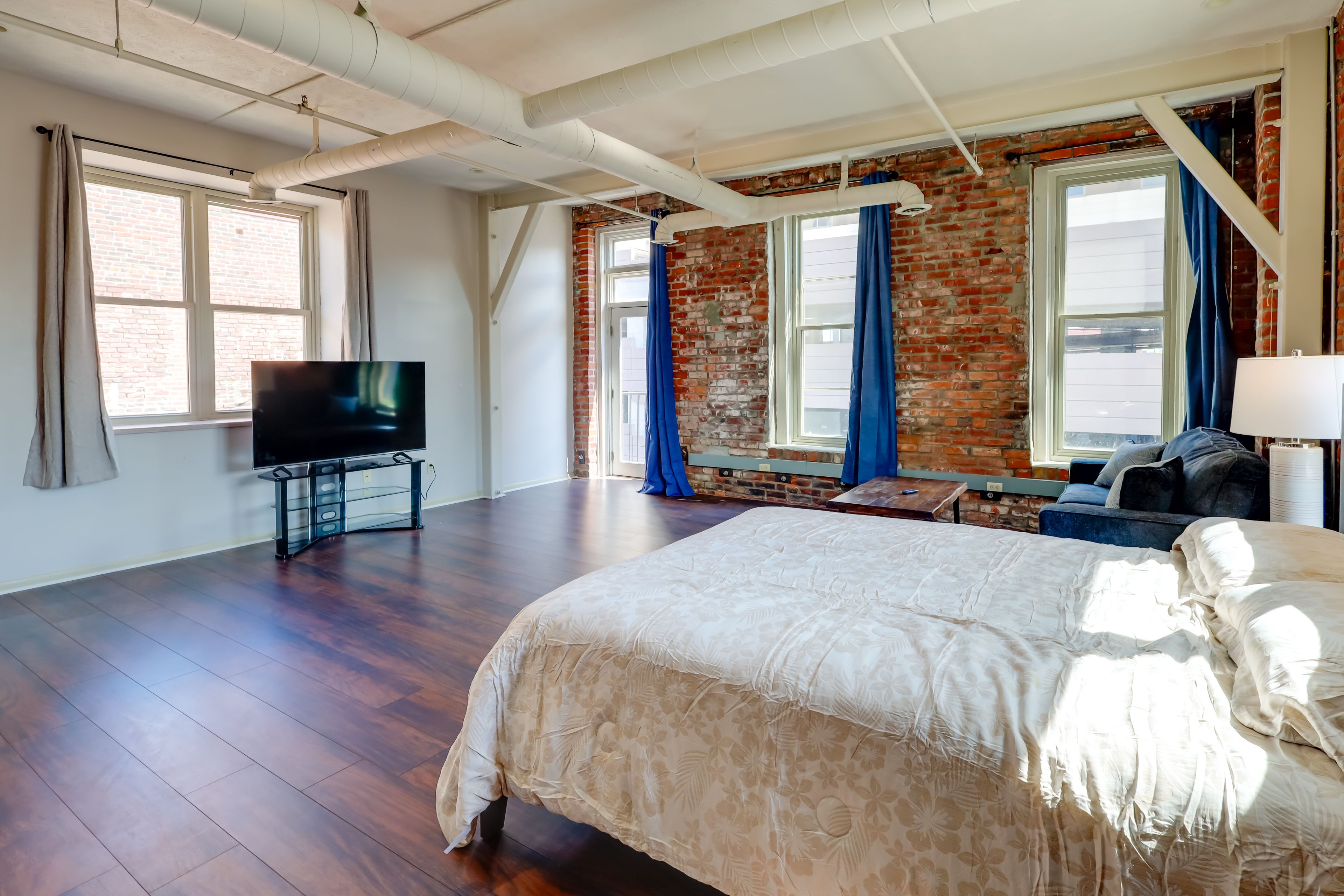Living Room | Free WiFi | Queen Sleeper Sofa | Queen Bed
