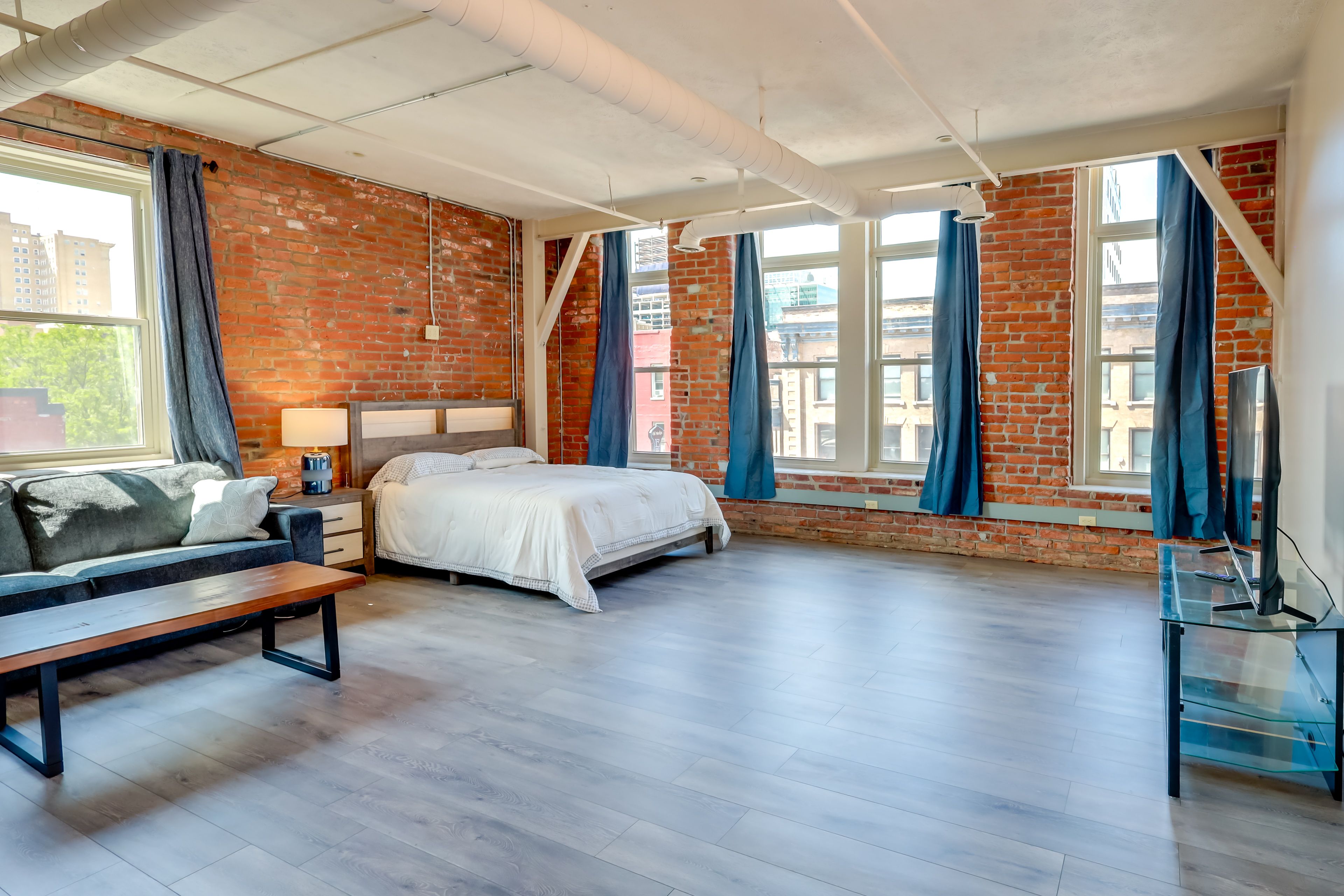 Living Room | Free WiFi | Queen Sleeper Sofa | Queen Bed