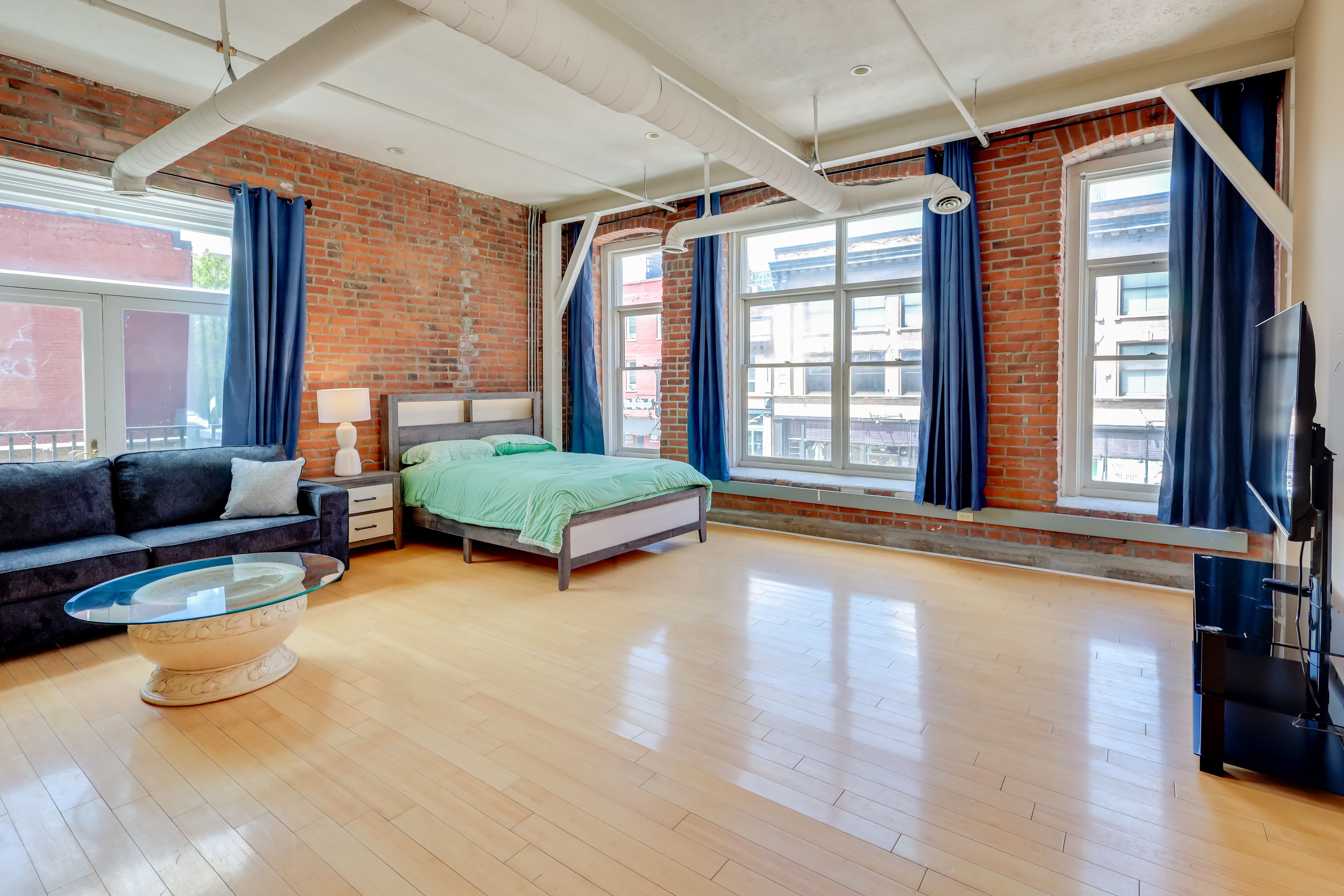 Living Room | Free WiFi | Queen Sleeper Sofa | Queen Bed