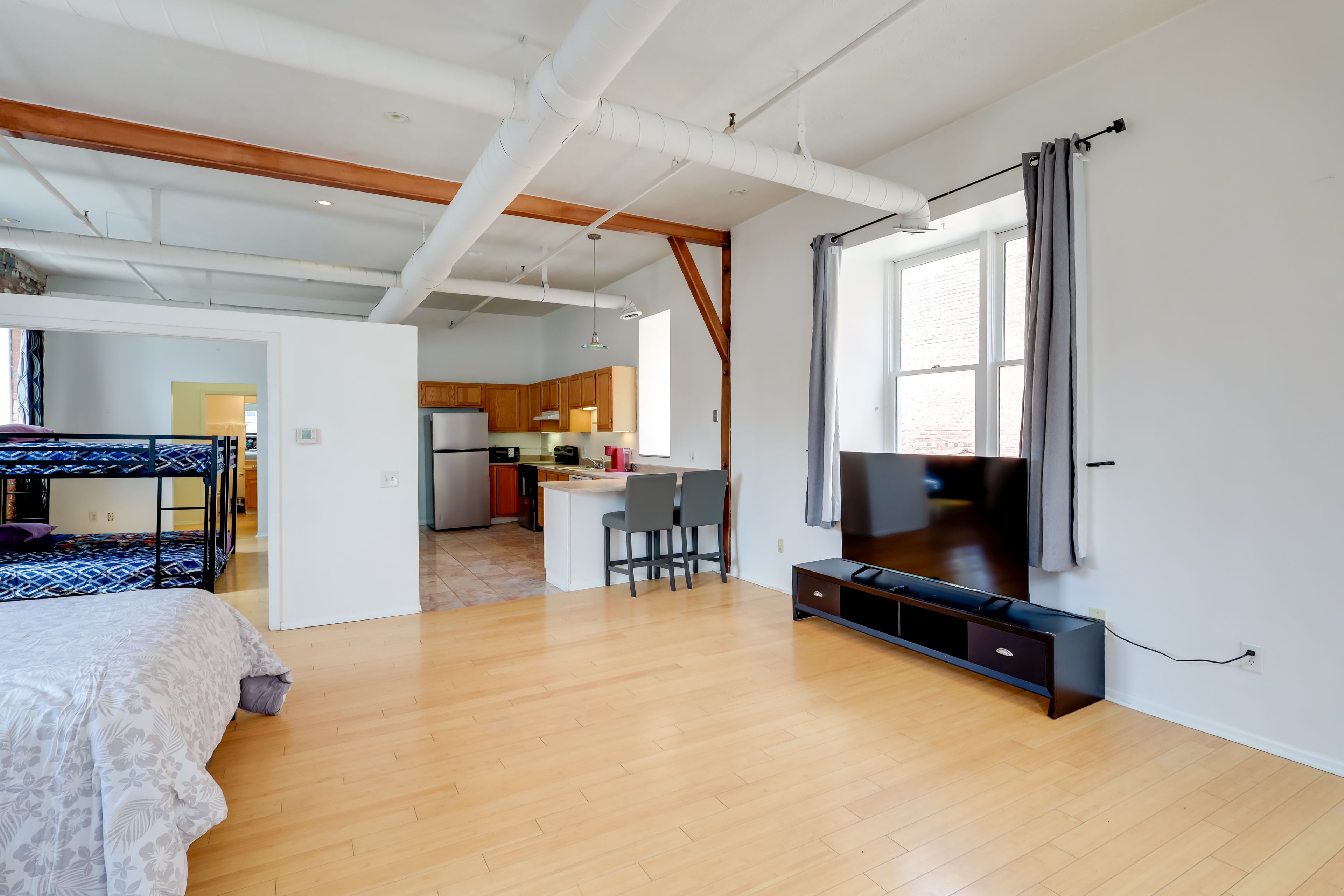 Living Room | Free WiFi | Queen Sleeper Sofa | Queen Bed