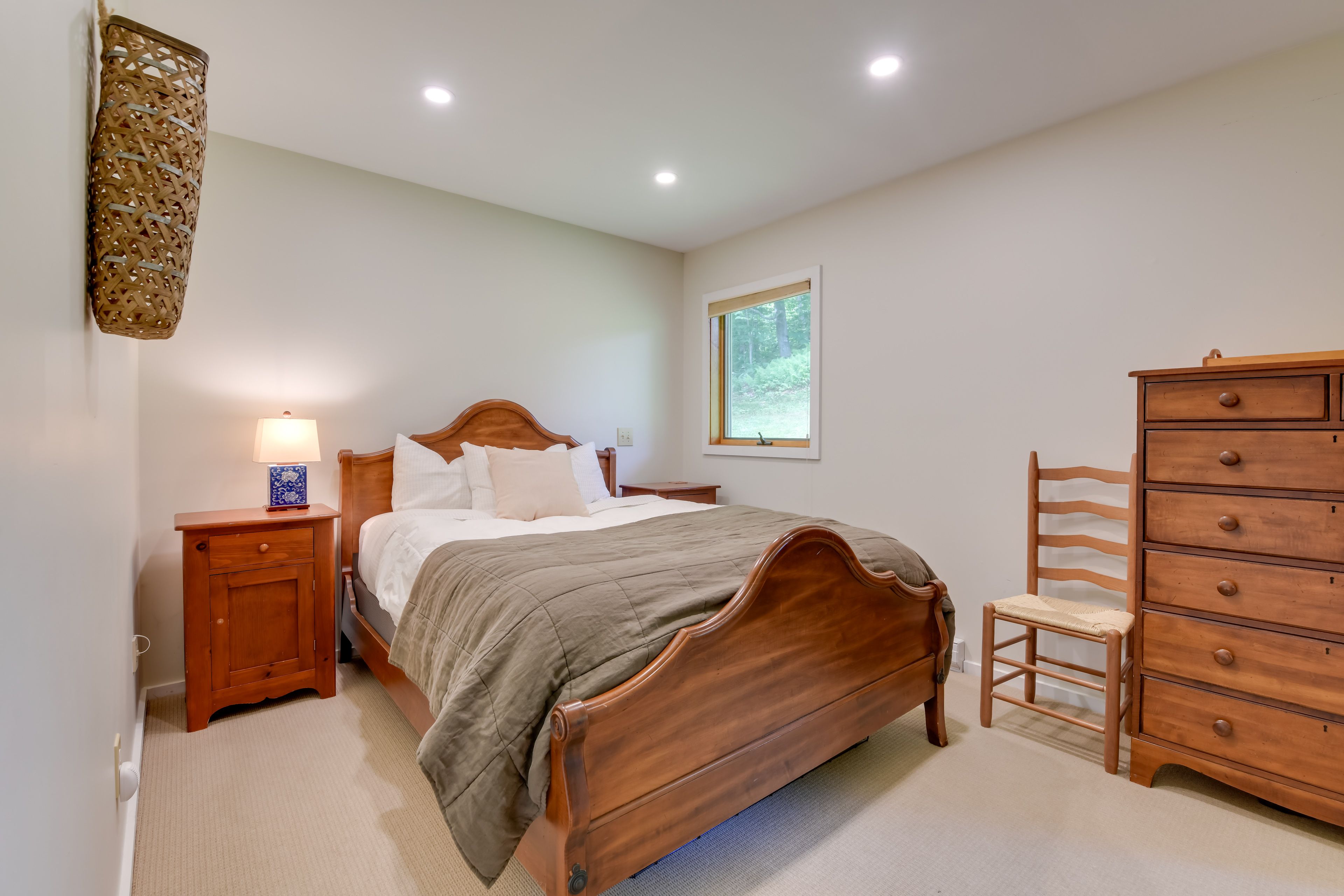 Bedroom 1 | Queen Bed | 1st Floor