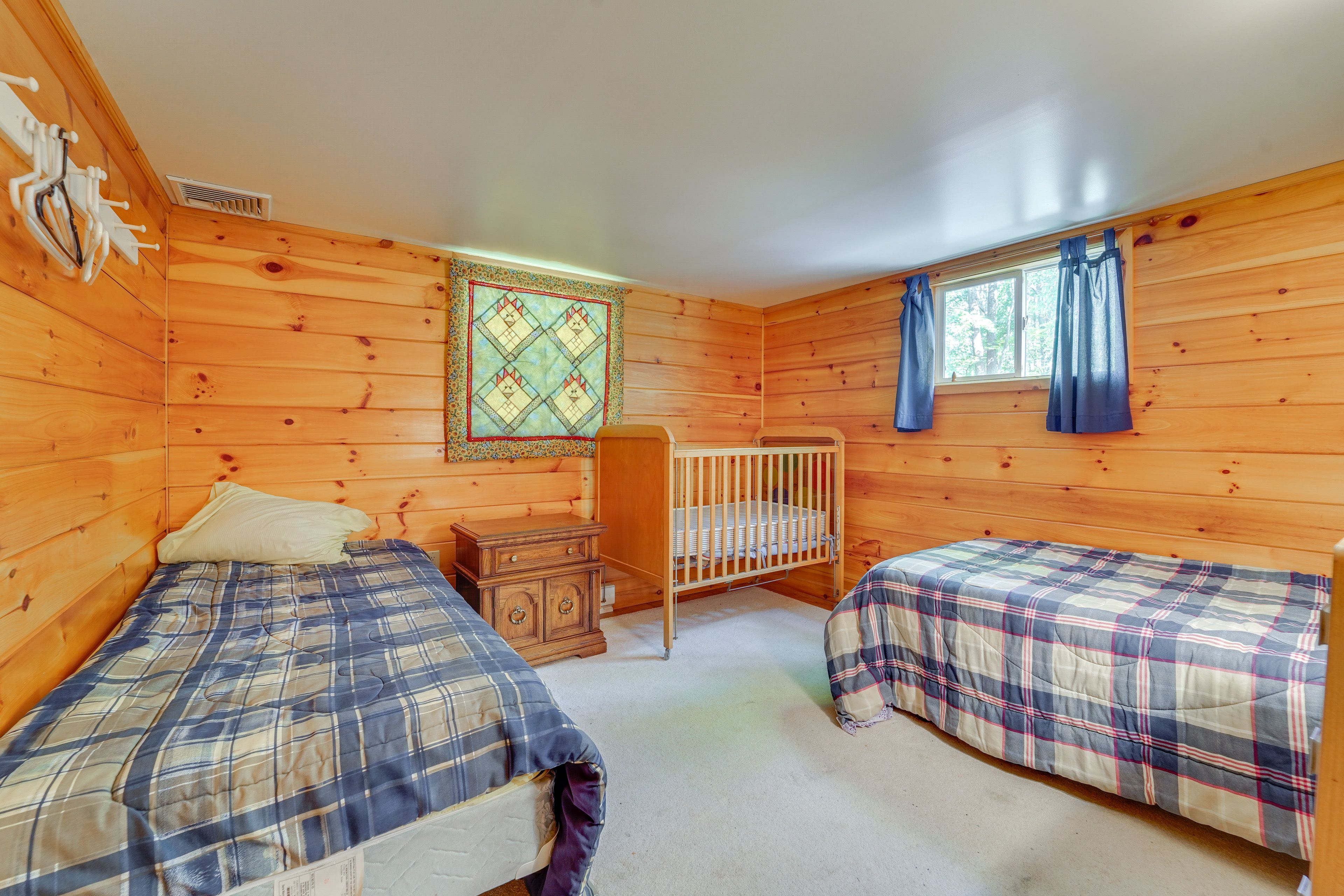 Bedroom 2 | 2 Twin Beds | Crib | 1st Floor