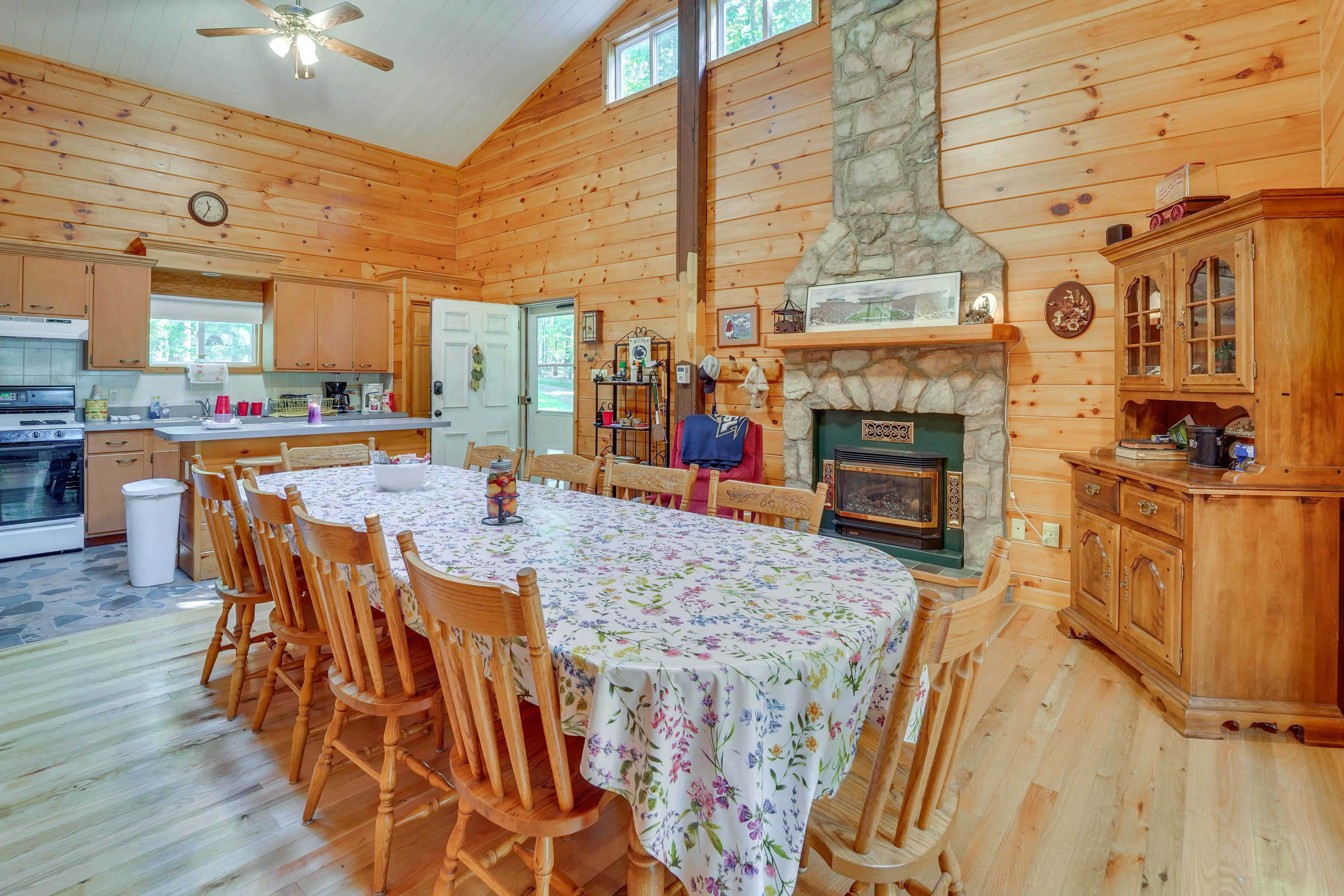Dining Area | Dishware/Flatware Provided | 1st Floor