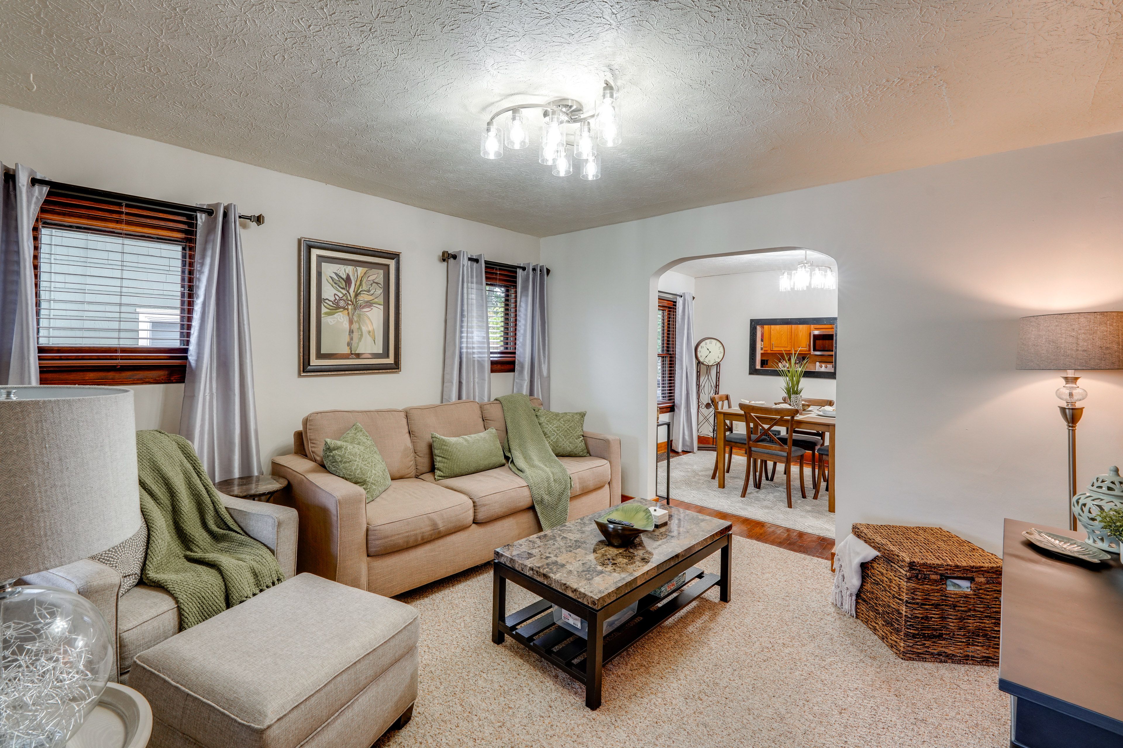 Living Room | Free WiFi | Central Heating & Air Conditioning