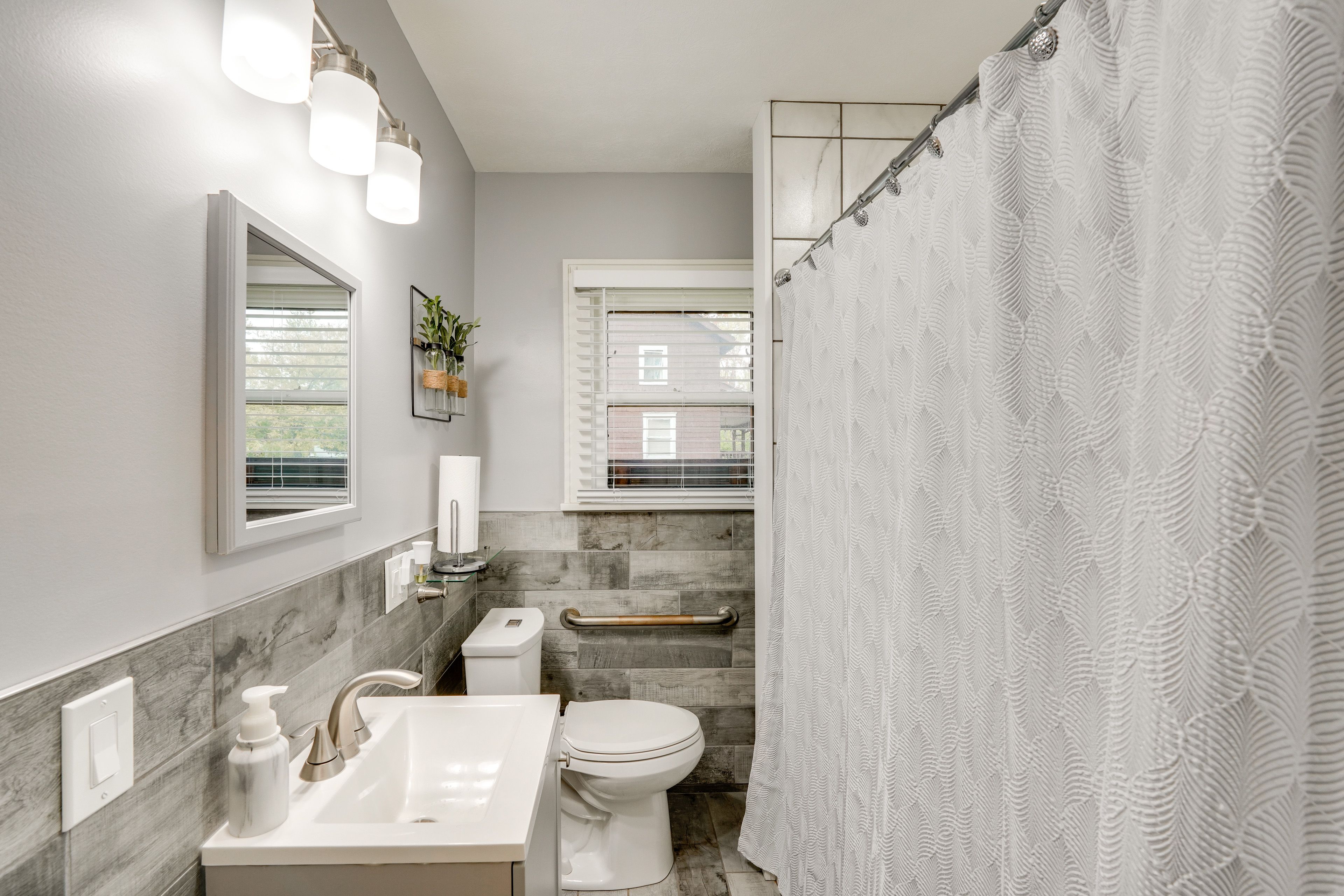 Full Bathroom | Complimentary Toiletries | Towels Provided