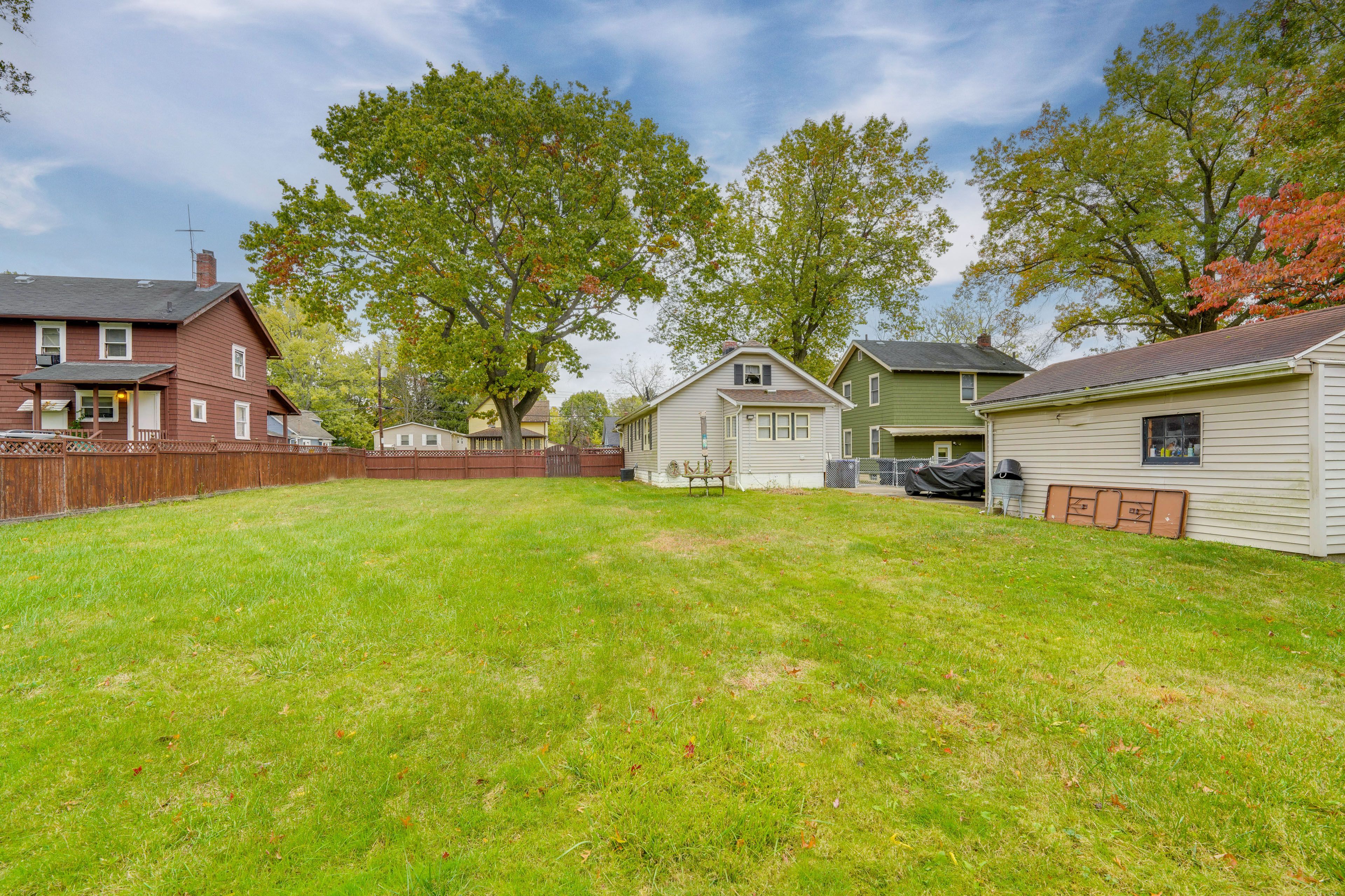 Fenced Backyard | Outdoor Dining Area