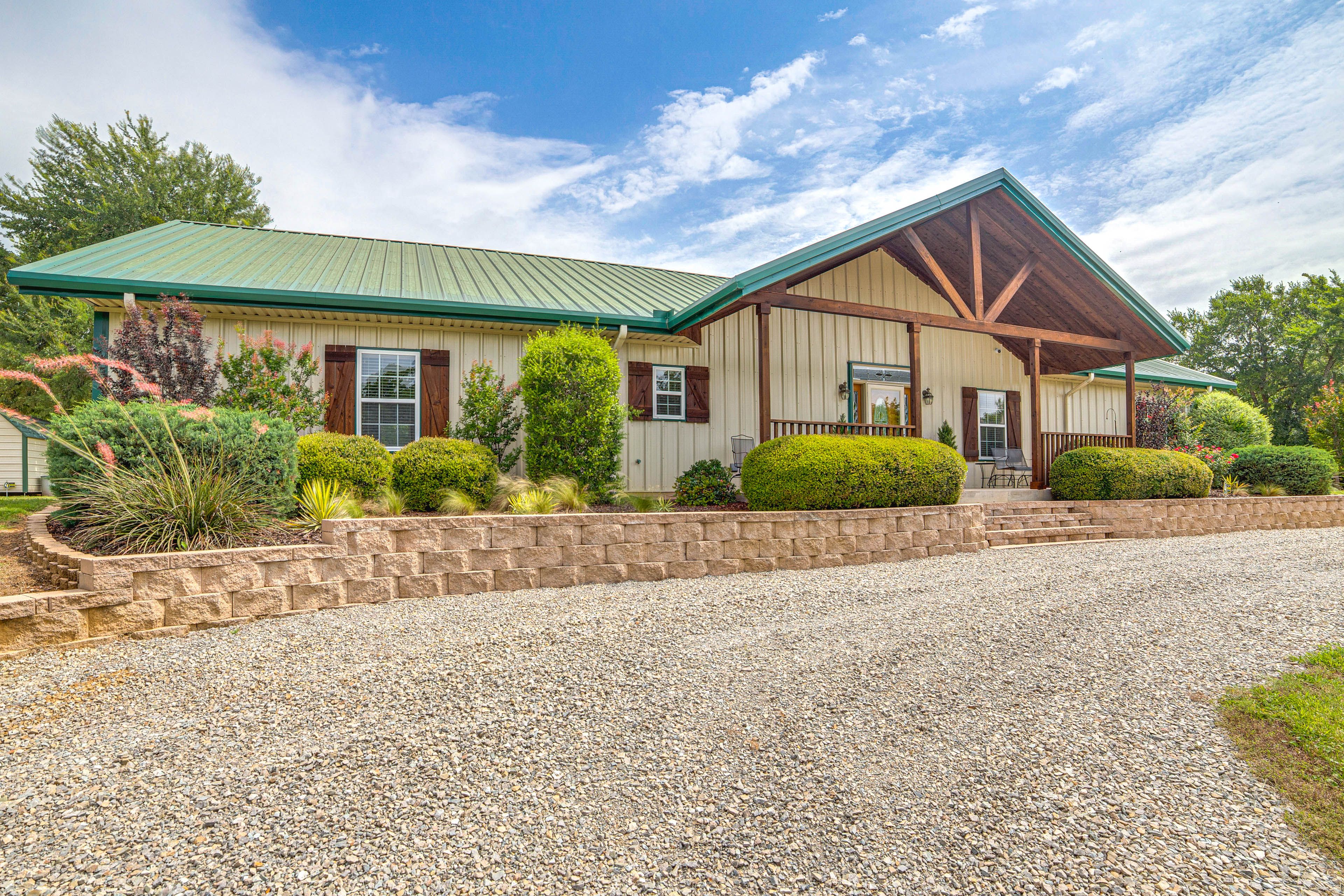 Bells Vacation Rental | 3BR | 2.5BA | 1,925 Sq Ft | 3 Steps to Enter