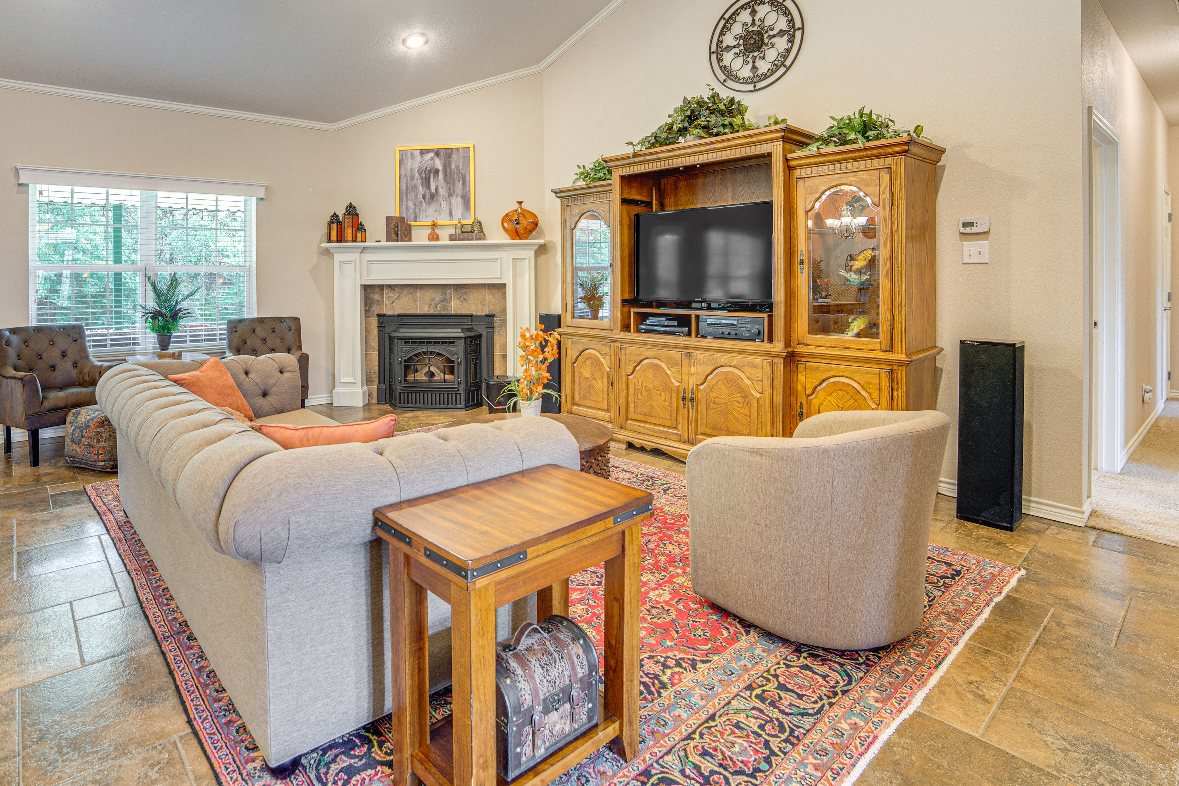 Living Room | Free WiFi | Central Heating & A/C | Smart TV
