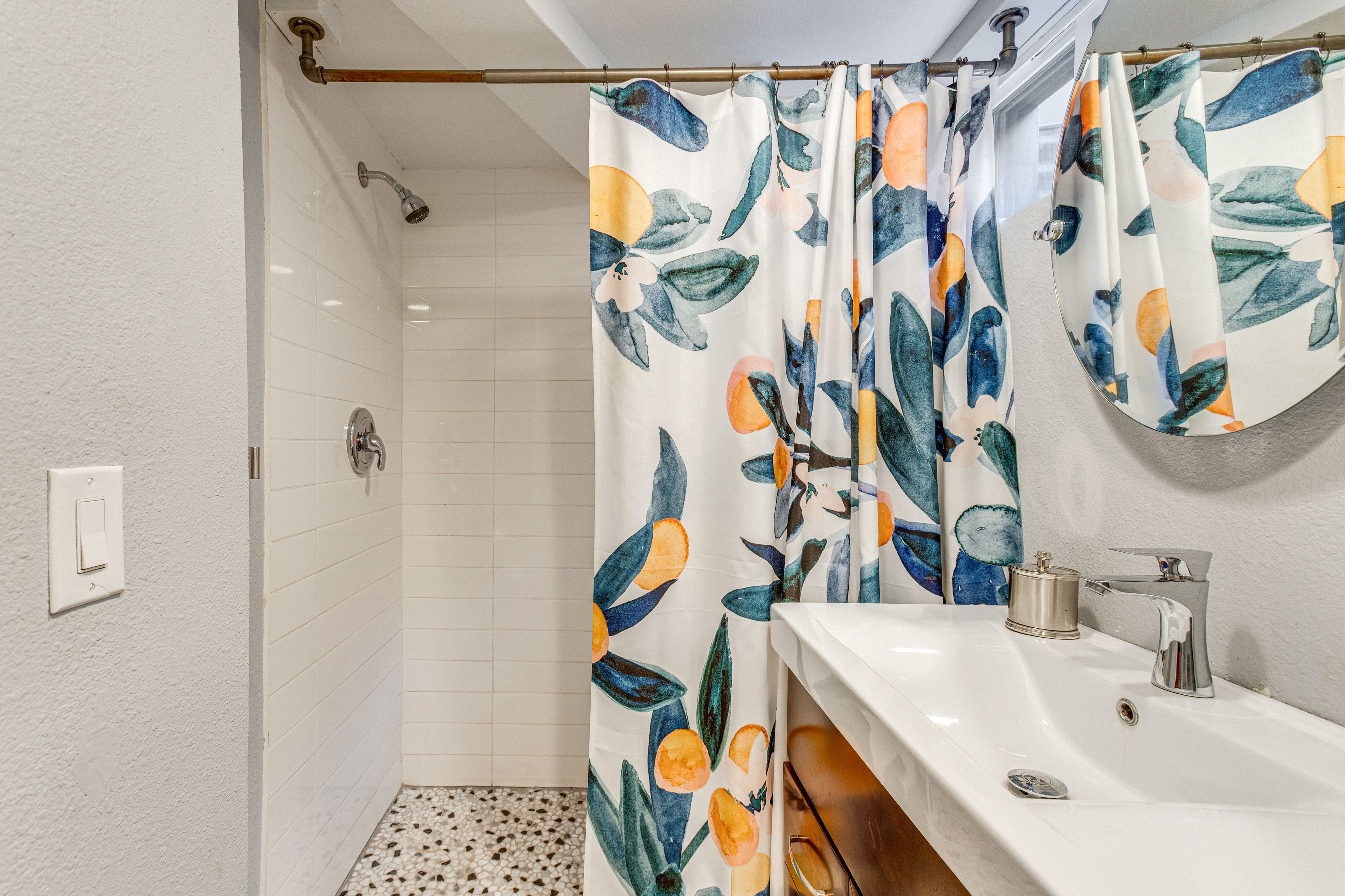 Full Bathroom | Towels Provided