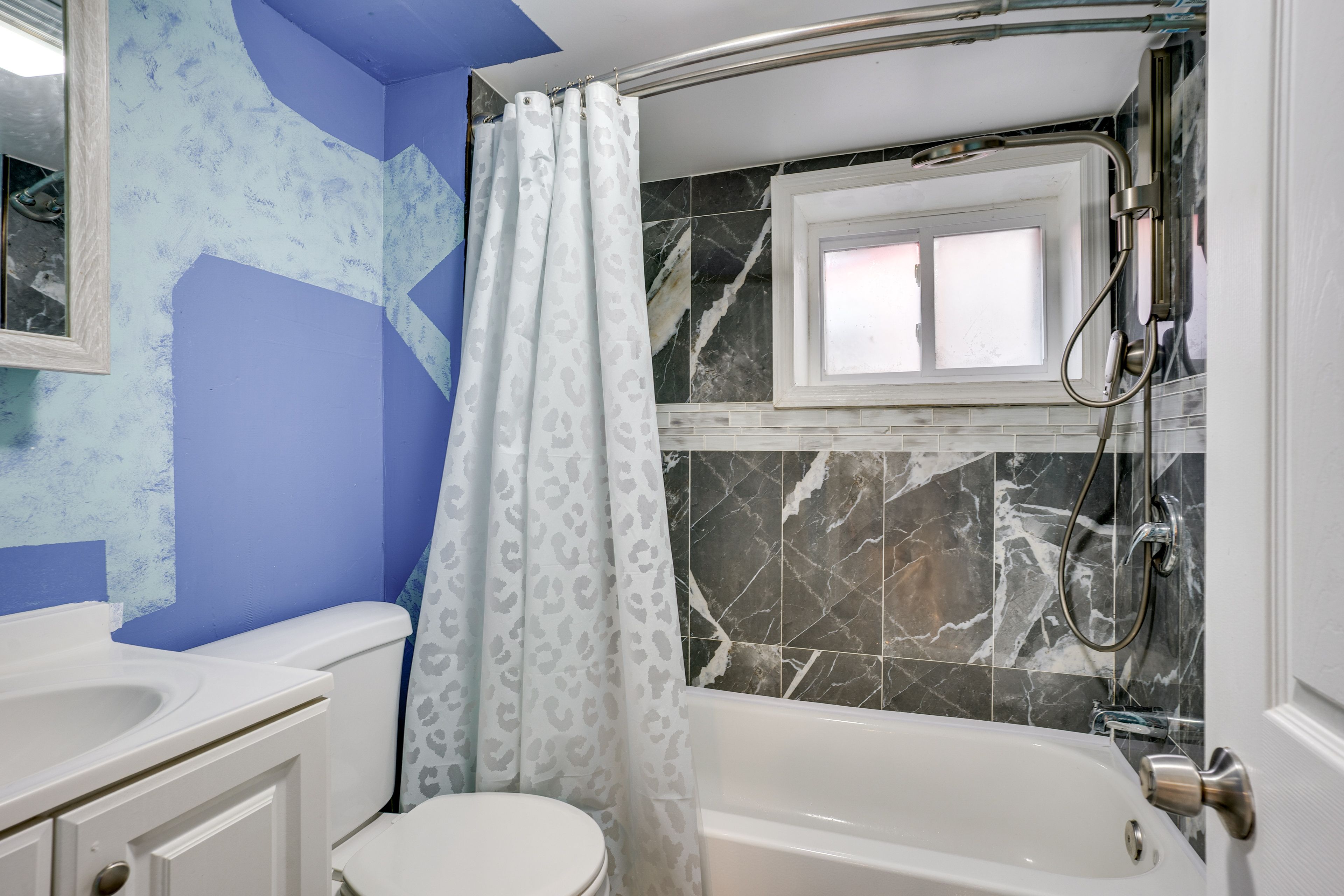 Full Bathroom | Towels Provided