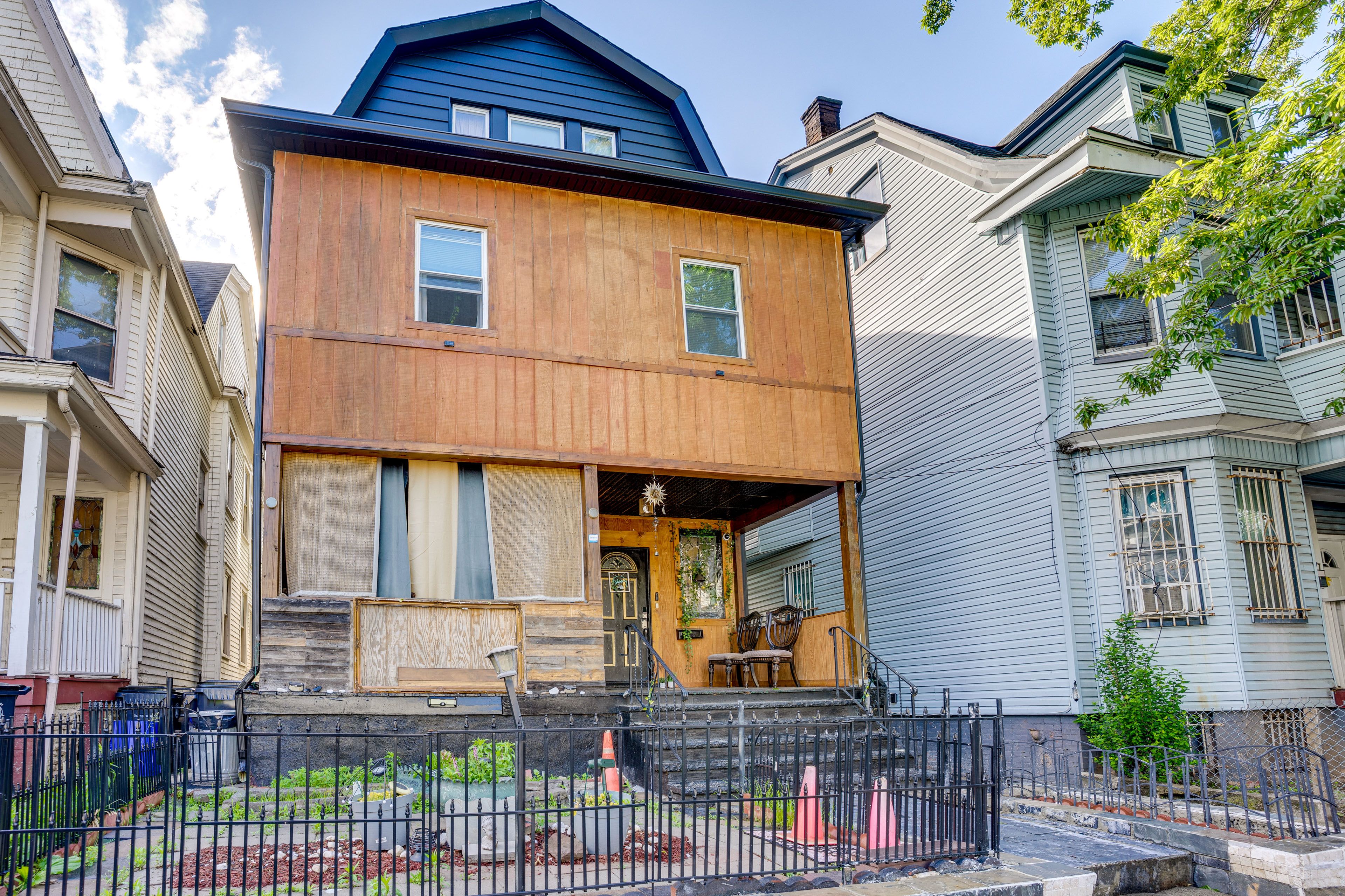 Newark Vacation Rental | 2BR | 1BA | 1,500 Sq Ft | 10 Steps to Enter