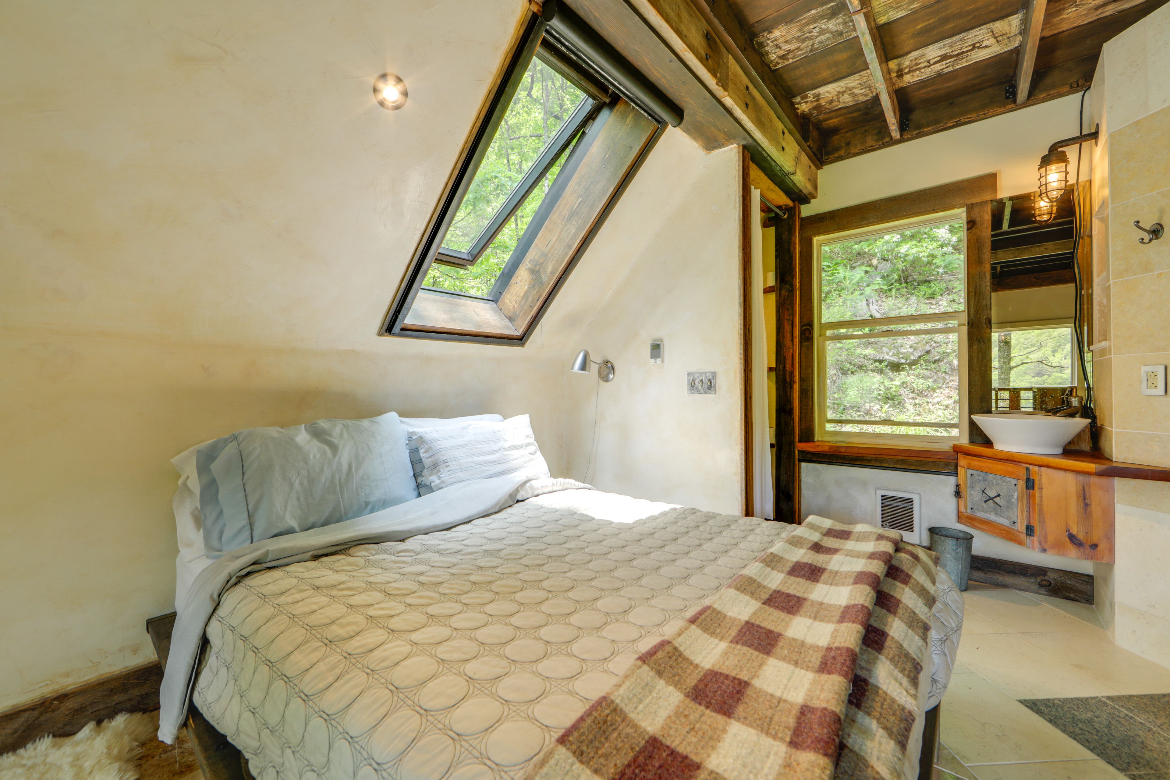 Bedroom | Queen Bed | 2nd Floor