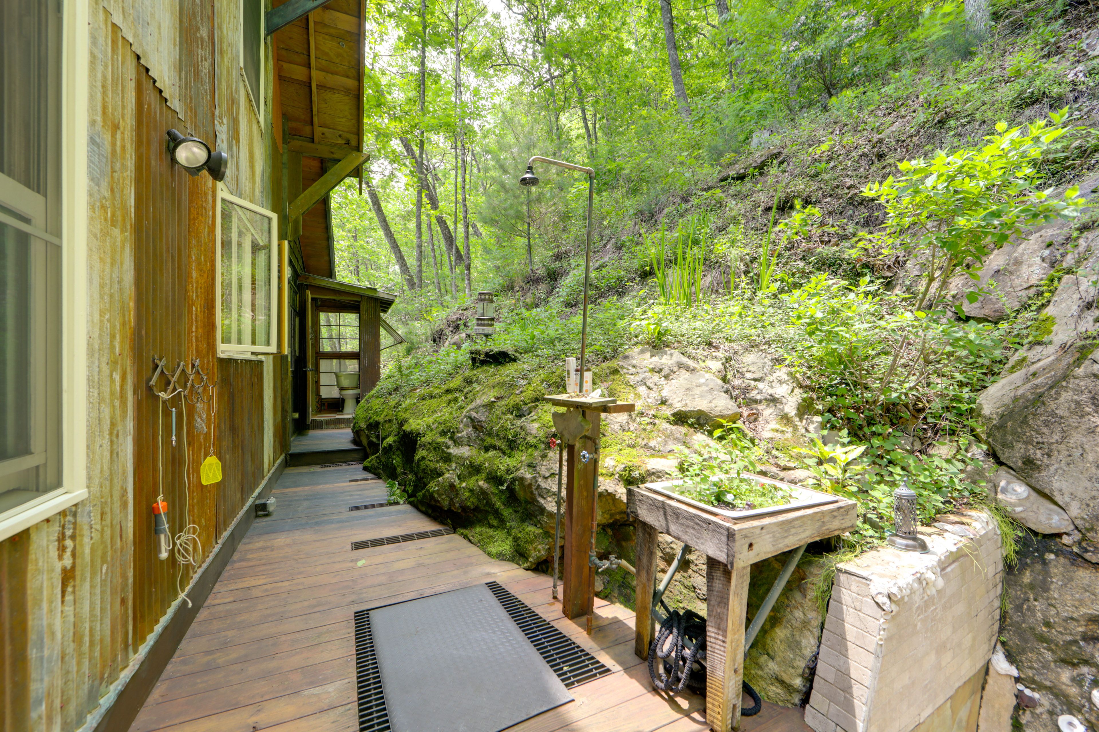 Outdoor Shower | Outdoor Half Bathroom