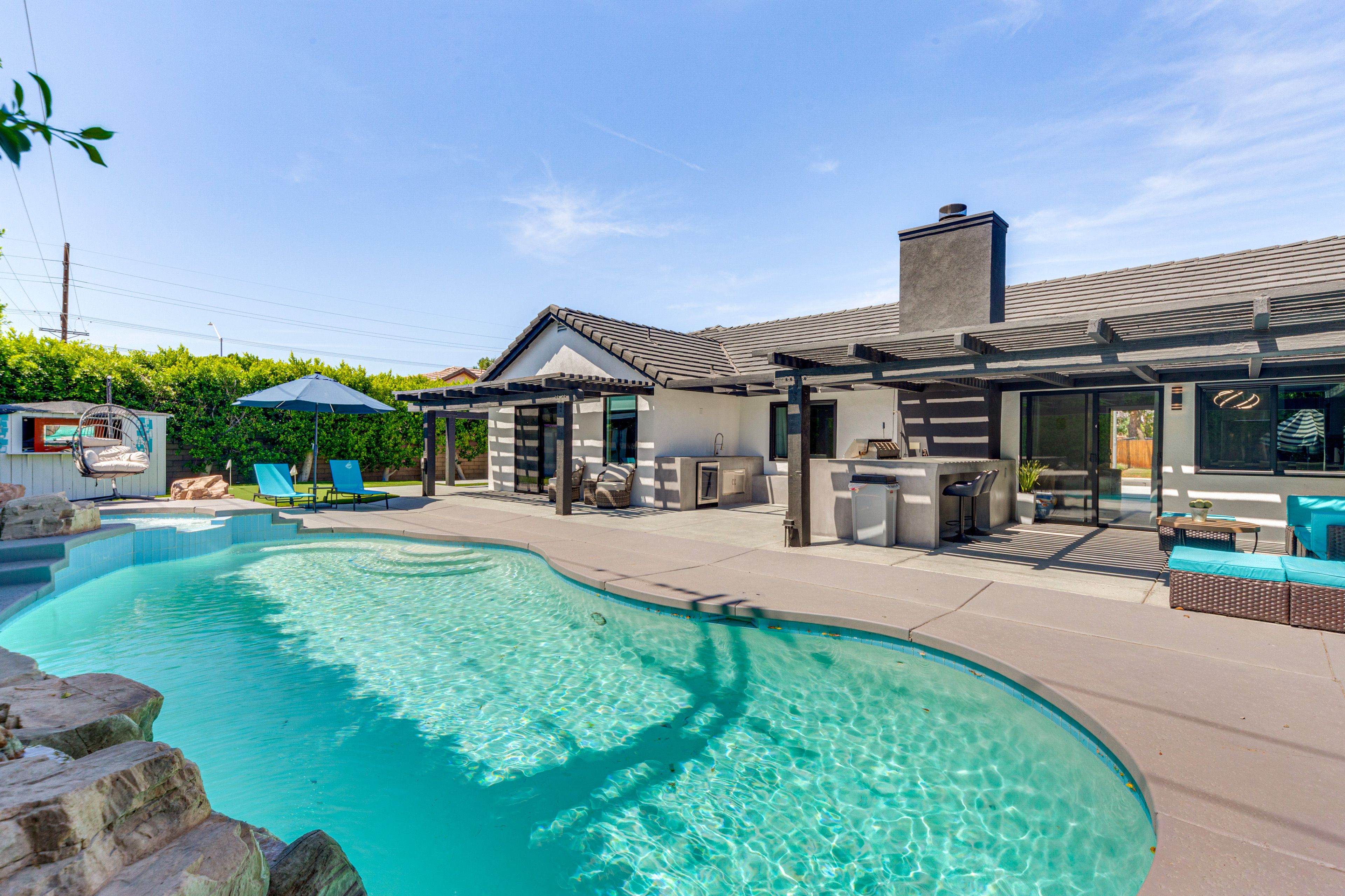 Private Outdoor Pool & Spa (Heated w/ Fee)