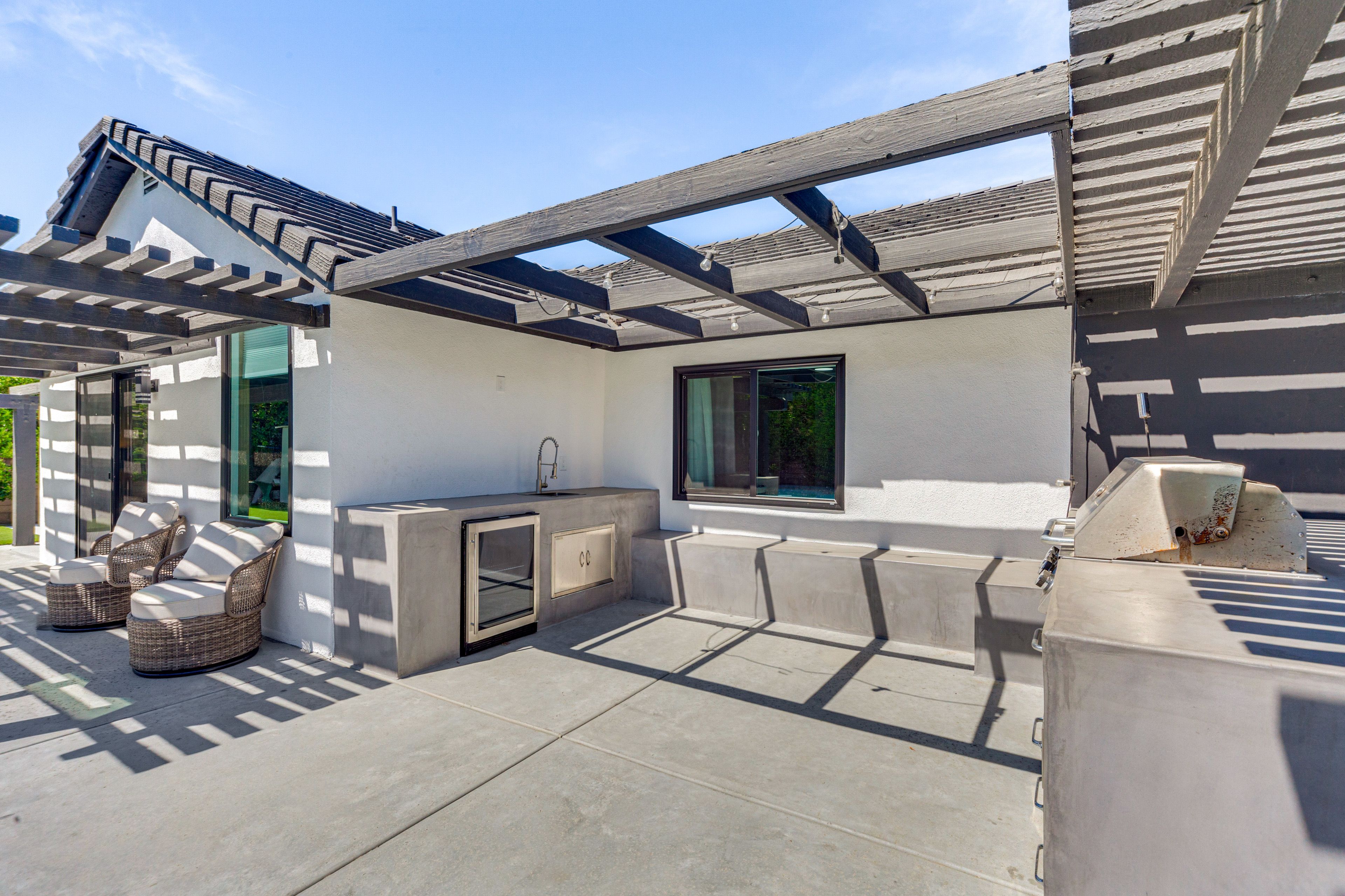 Outdoor Kitchen | Gas Grill | Mini Fridge | Sink