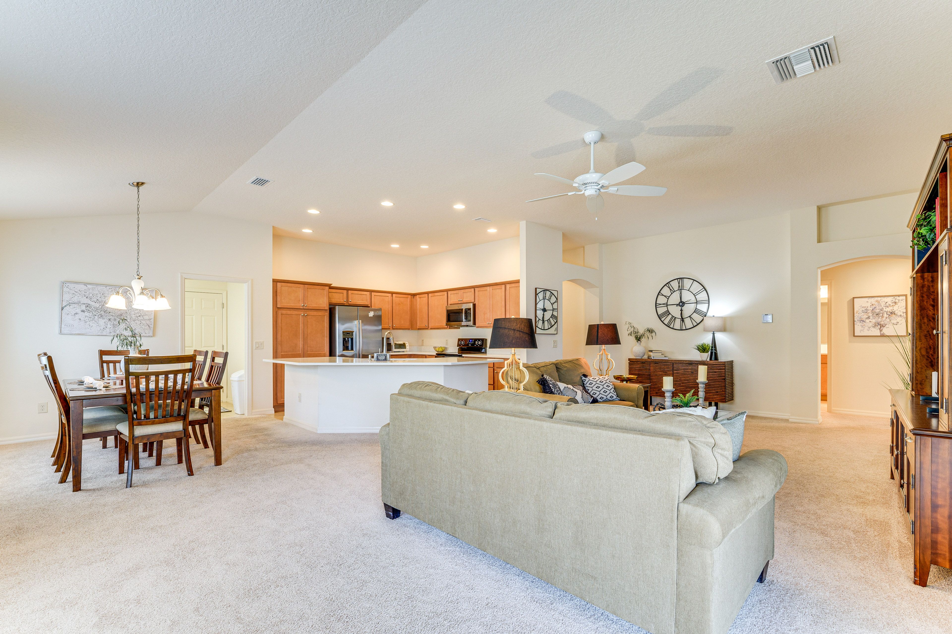 Living Room | Central A/C & Heat | Free WiFi | Smart TV