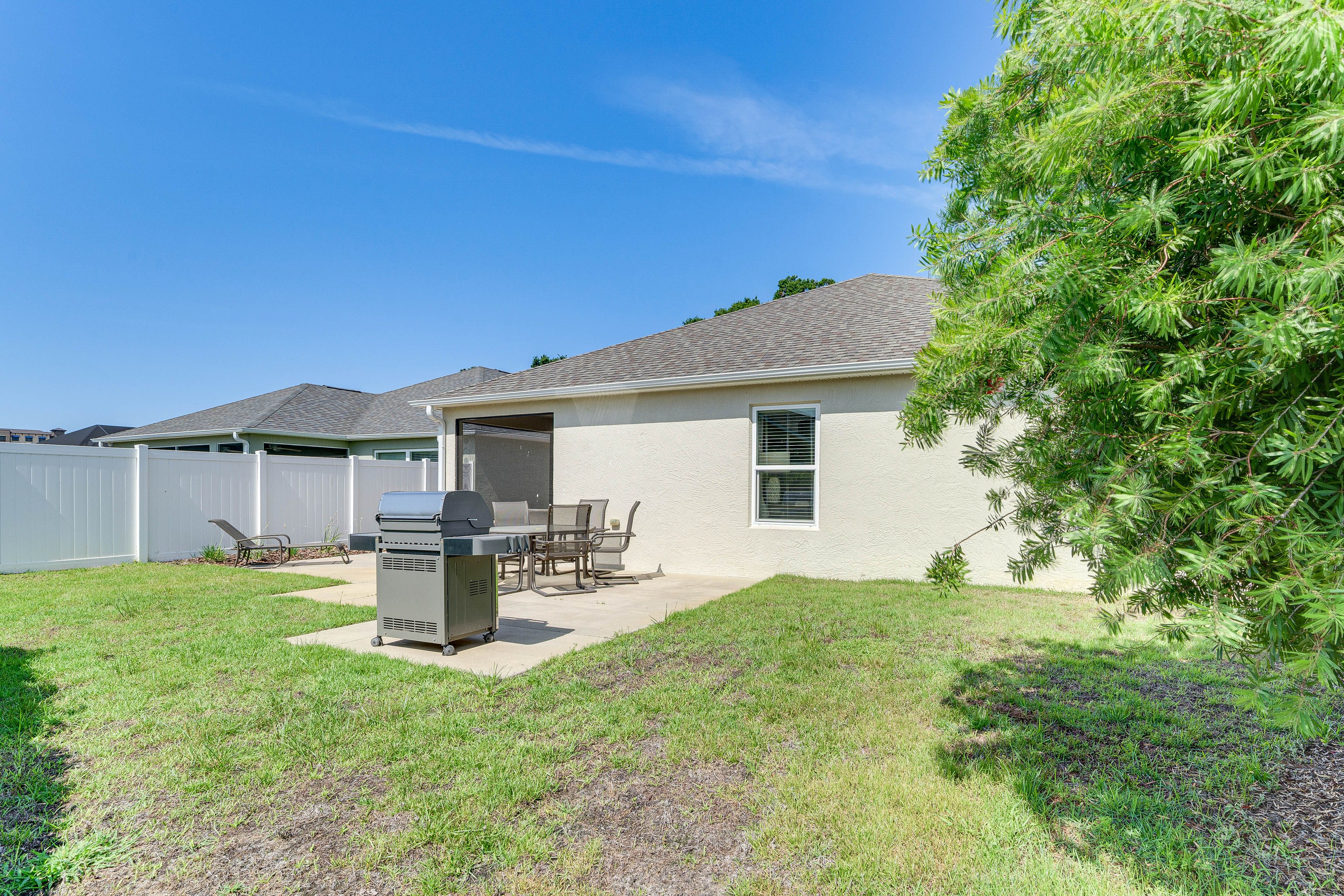 Private Backyard Area | Gas Grill | Dining Set