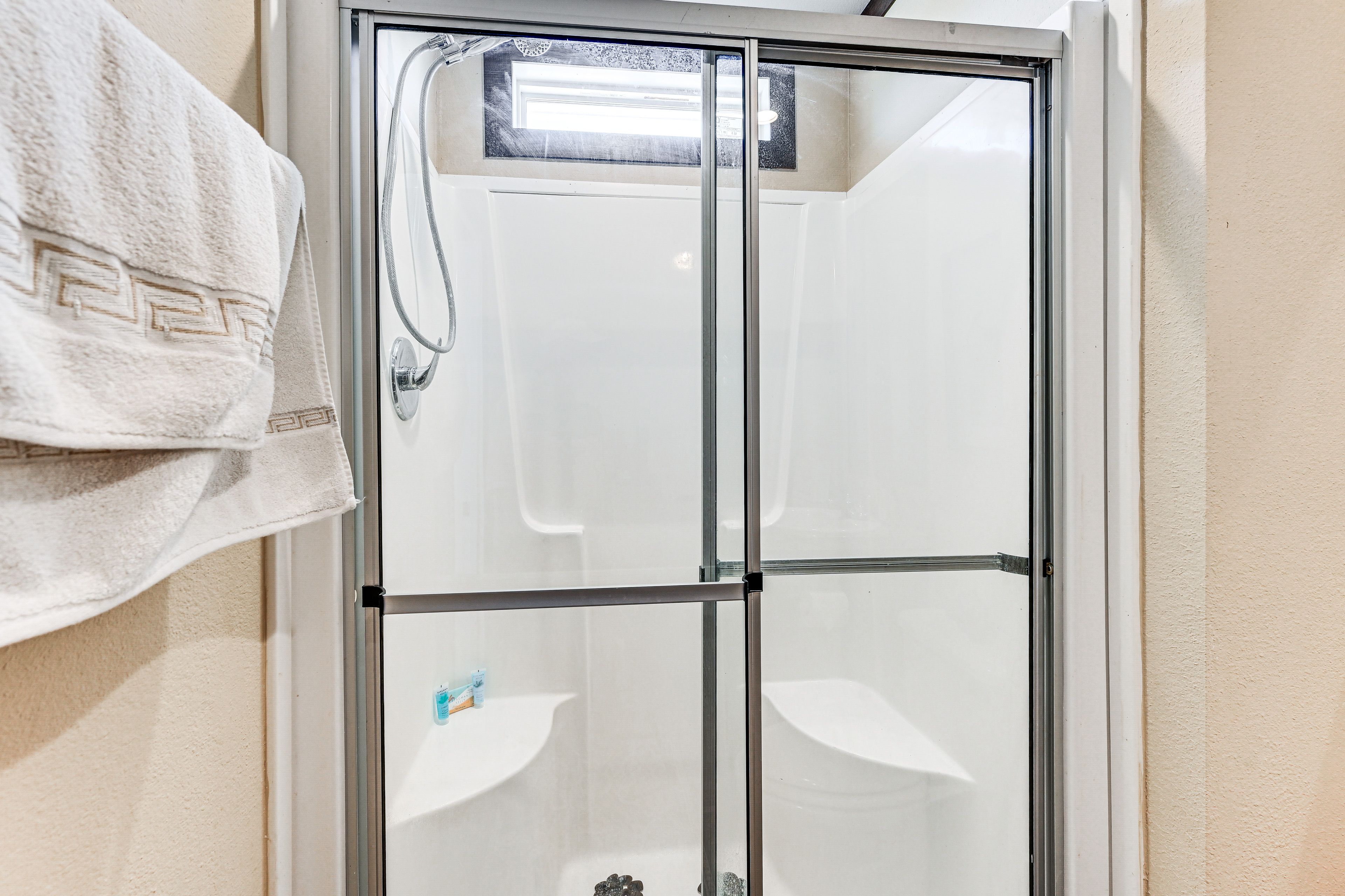 Full Bathroom | Towels Provided