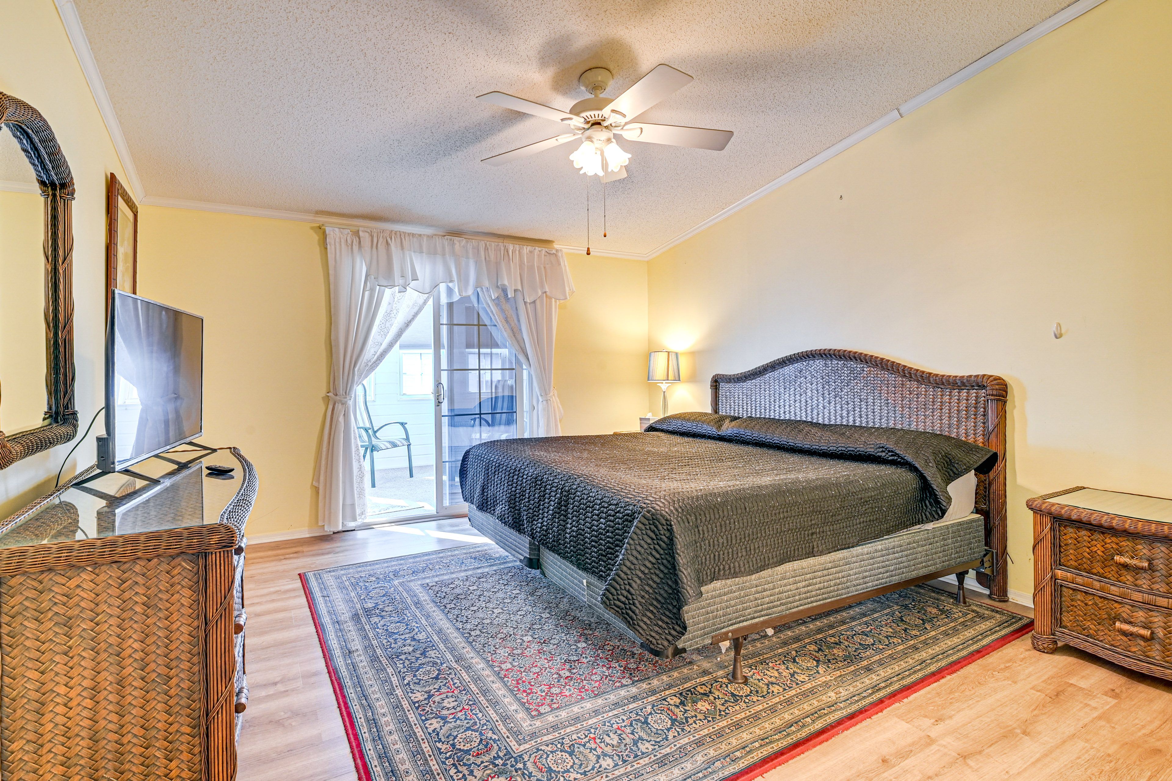 Bedroom 1 | King Bed | Linens