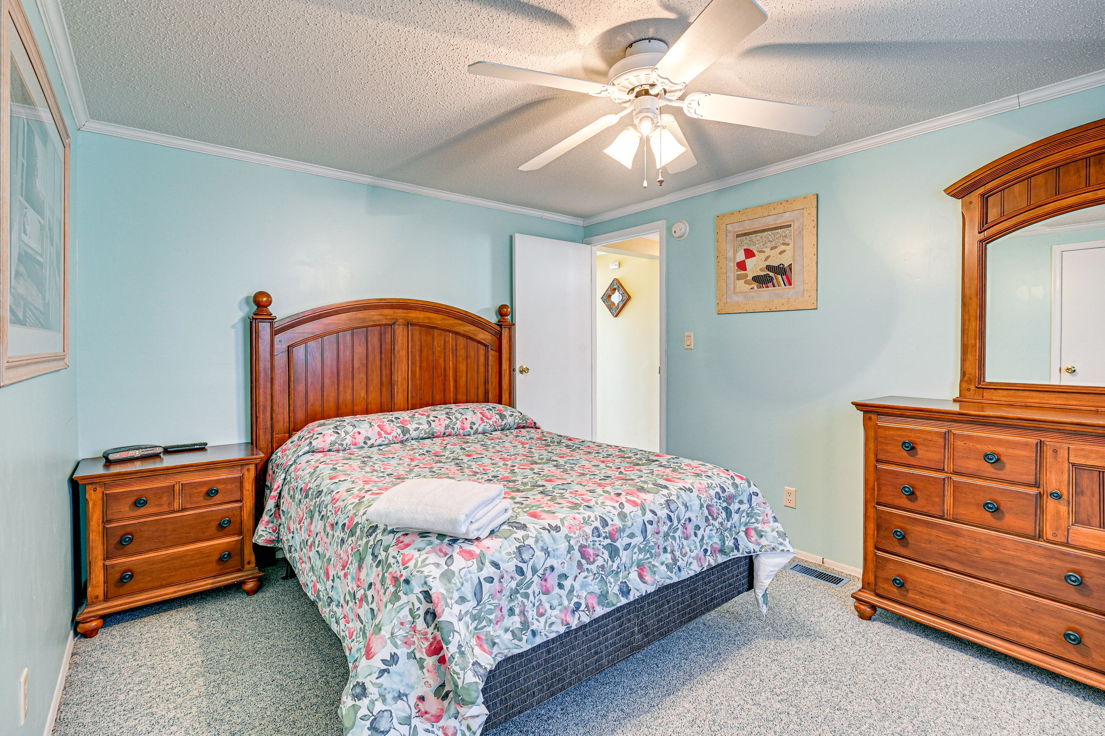 Bedroom 3 | Queen Bed