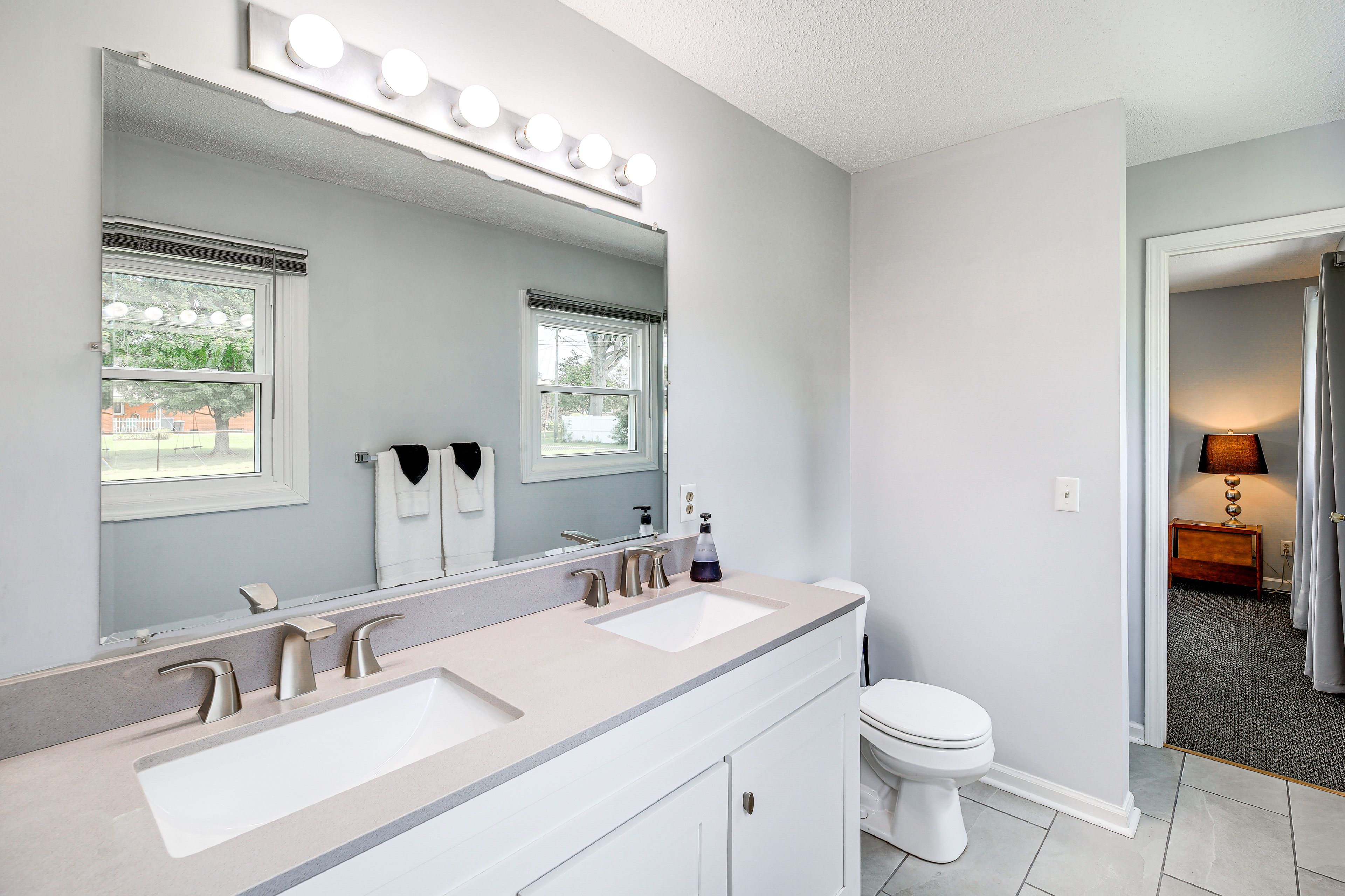 Full Bathroom | Towels Provided