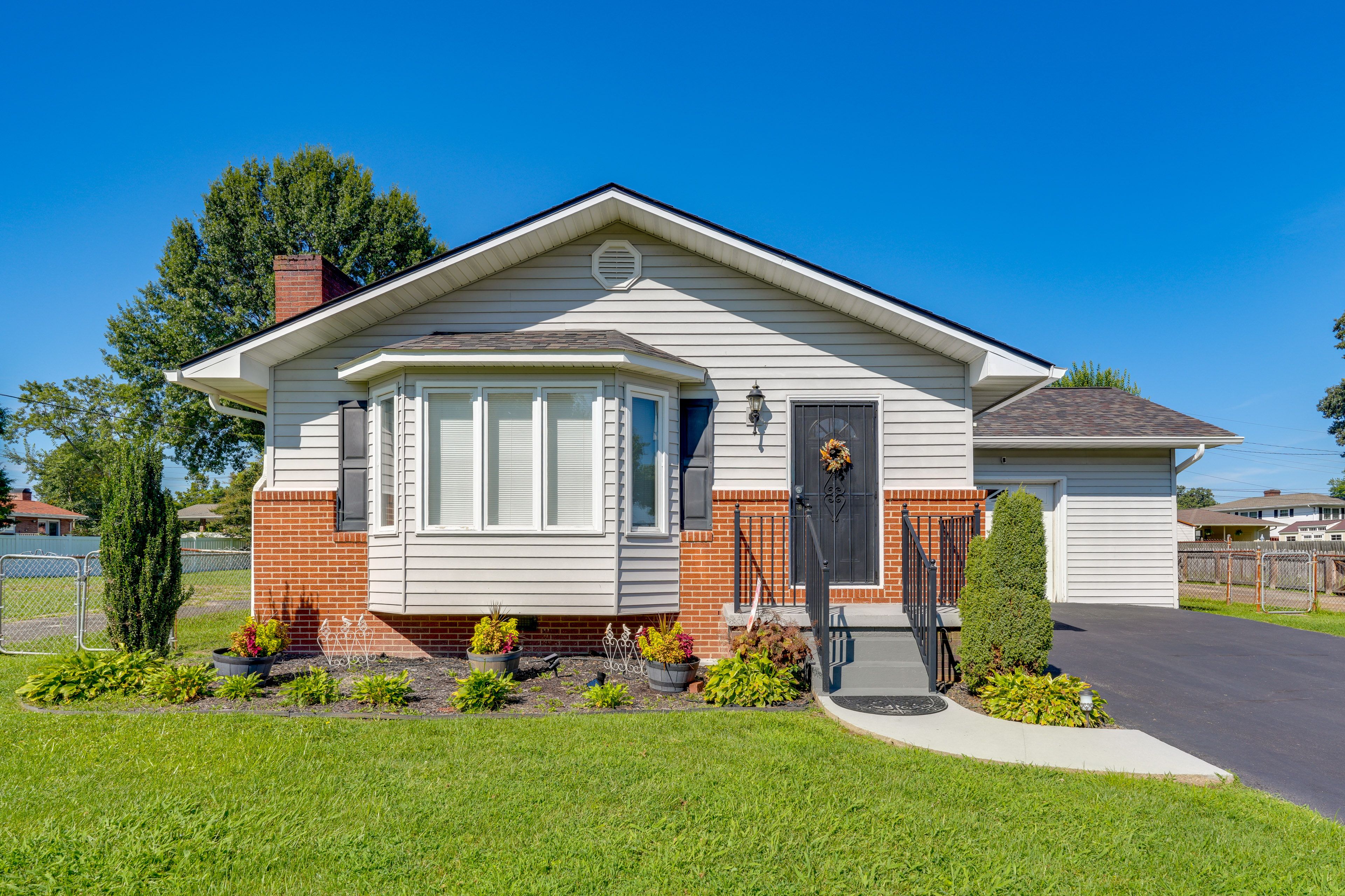 Exterior | Driveway (4 Vehicles)