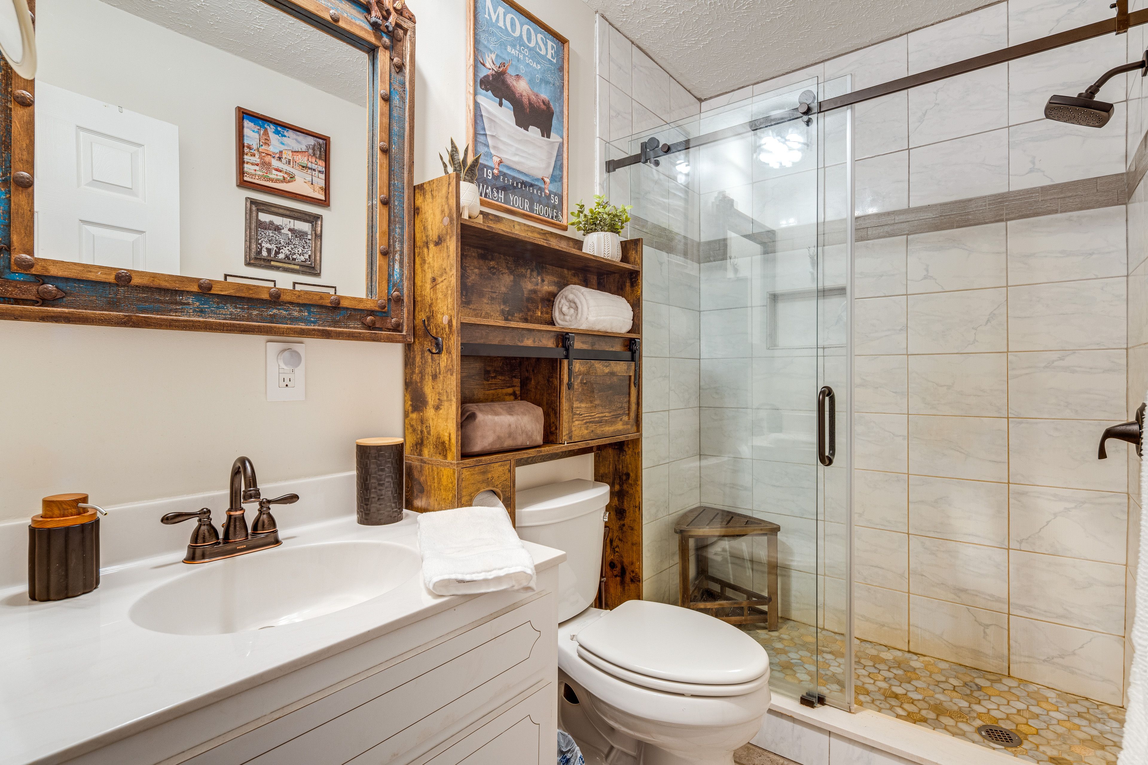 Full Bathroom | 1st Floor | Towels & Complimentary Toiletries Provided