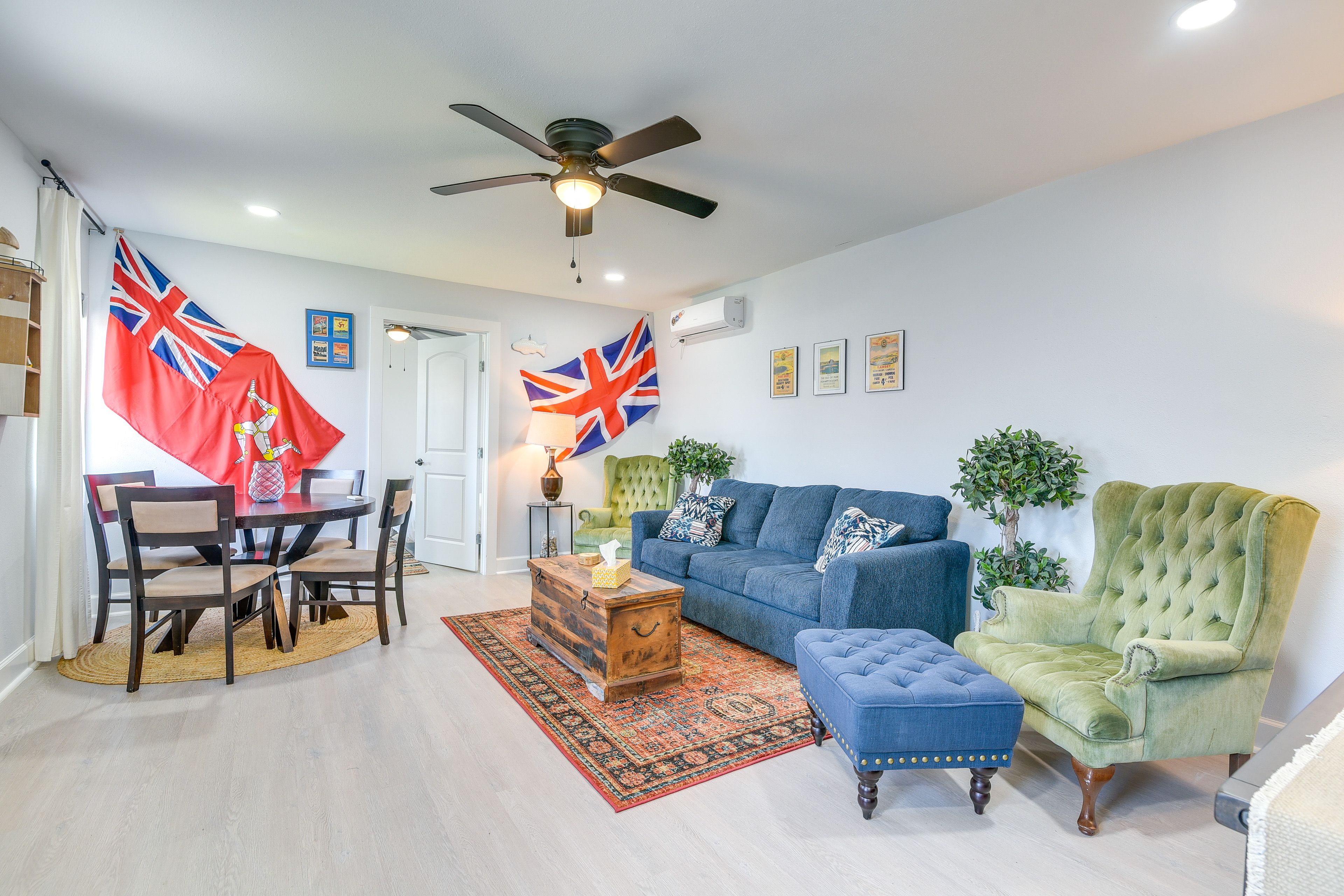 Living Room | Queen Sleeper Sofa | Smart TV | Free WiFi | Central A/C & Heating