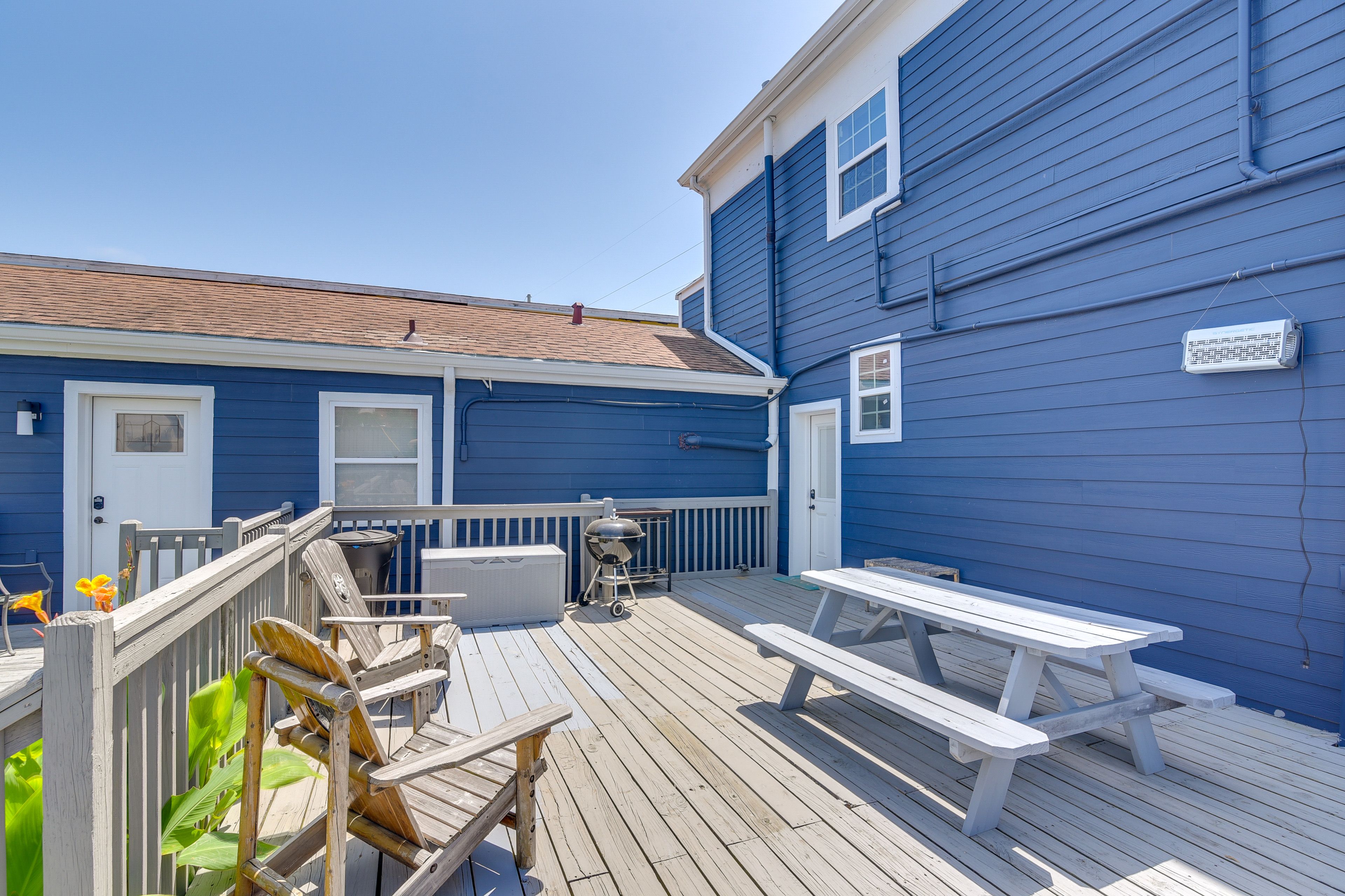 Shared Deck & Yard