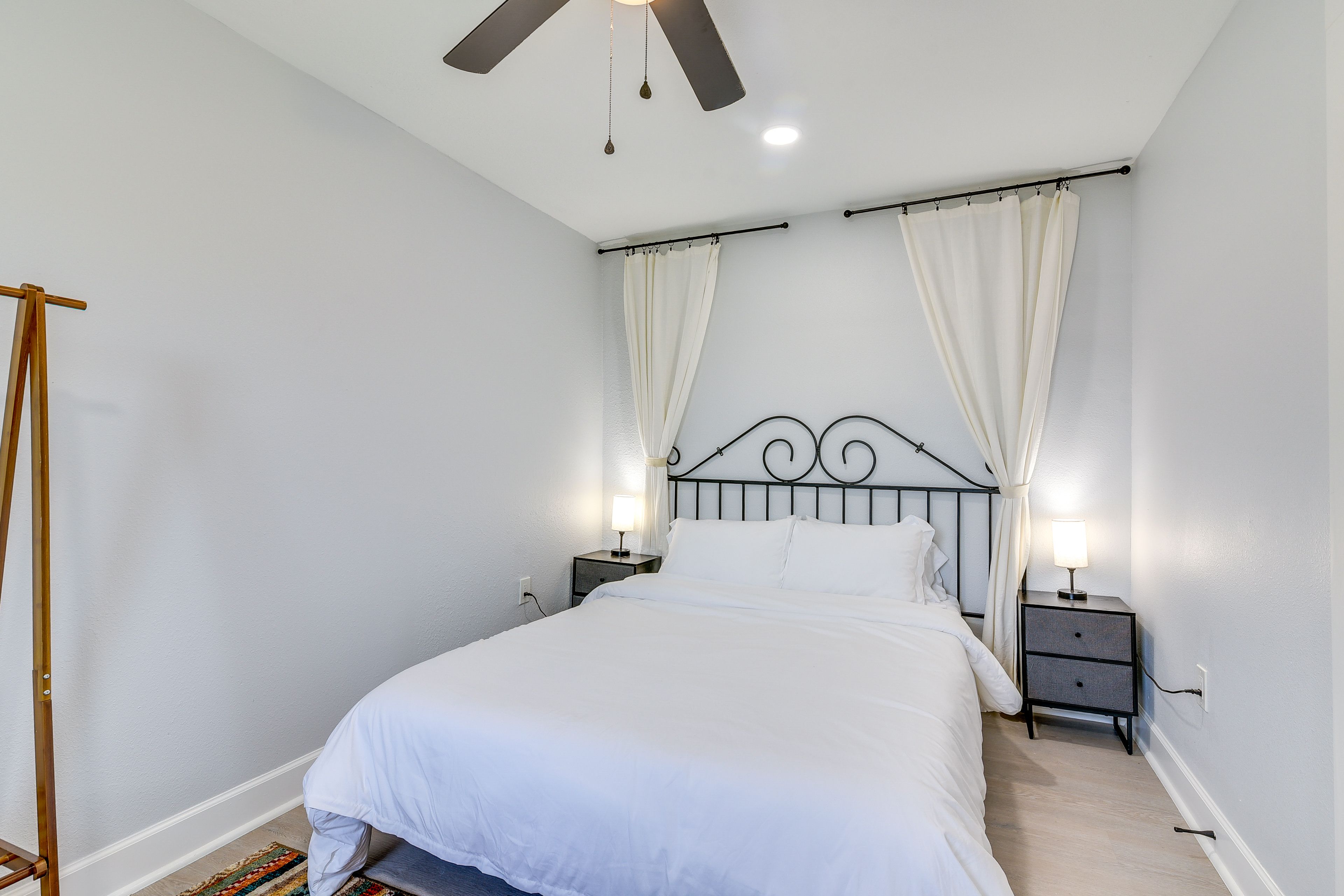 Bedroom | Queen Bed