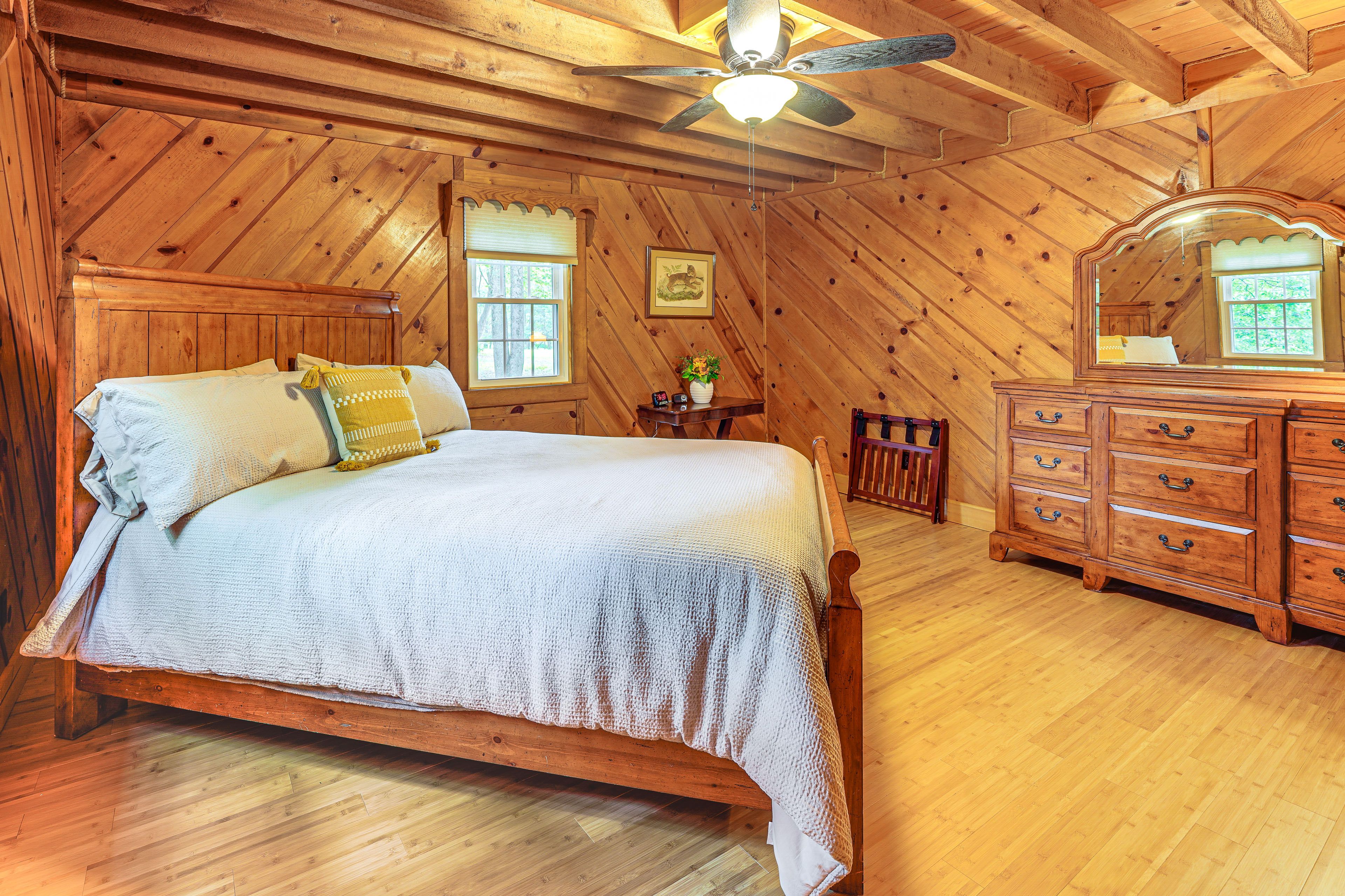 Bedroom | Queen Bed | Linens Provided | 1st Floor