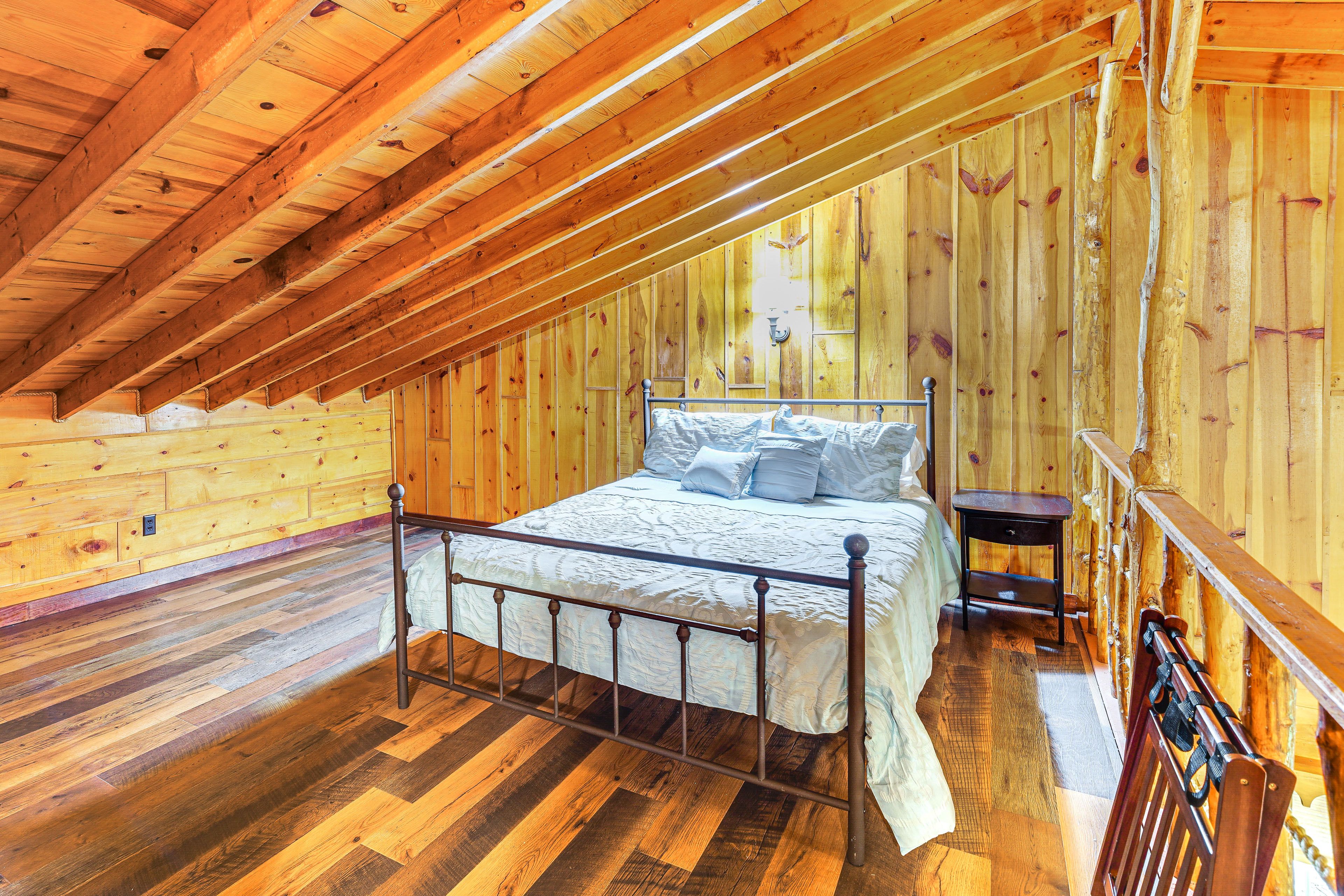 Loft | Queen Bed | 2nd Floor