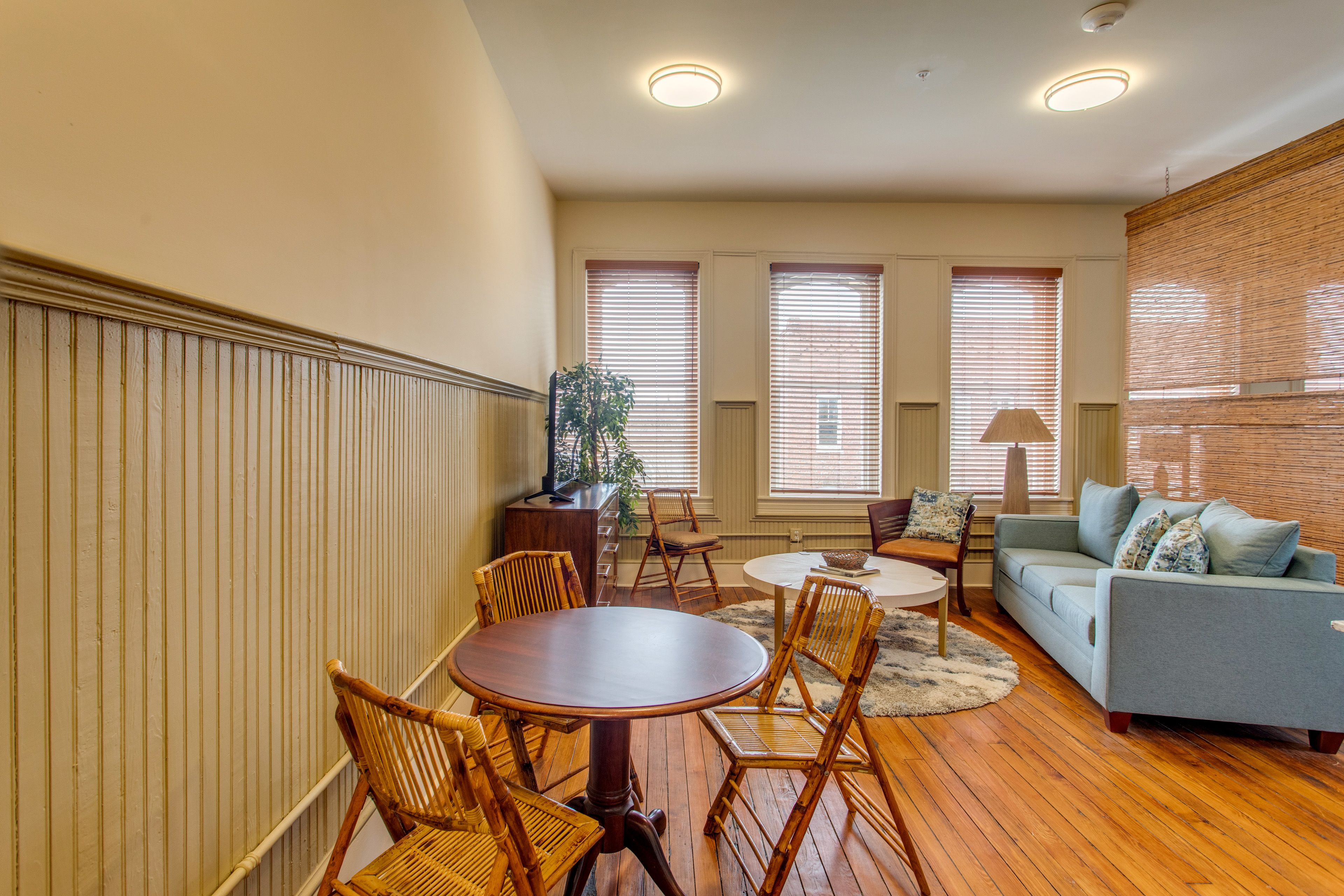 Dining Area | Dishware/Flatware Provided