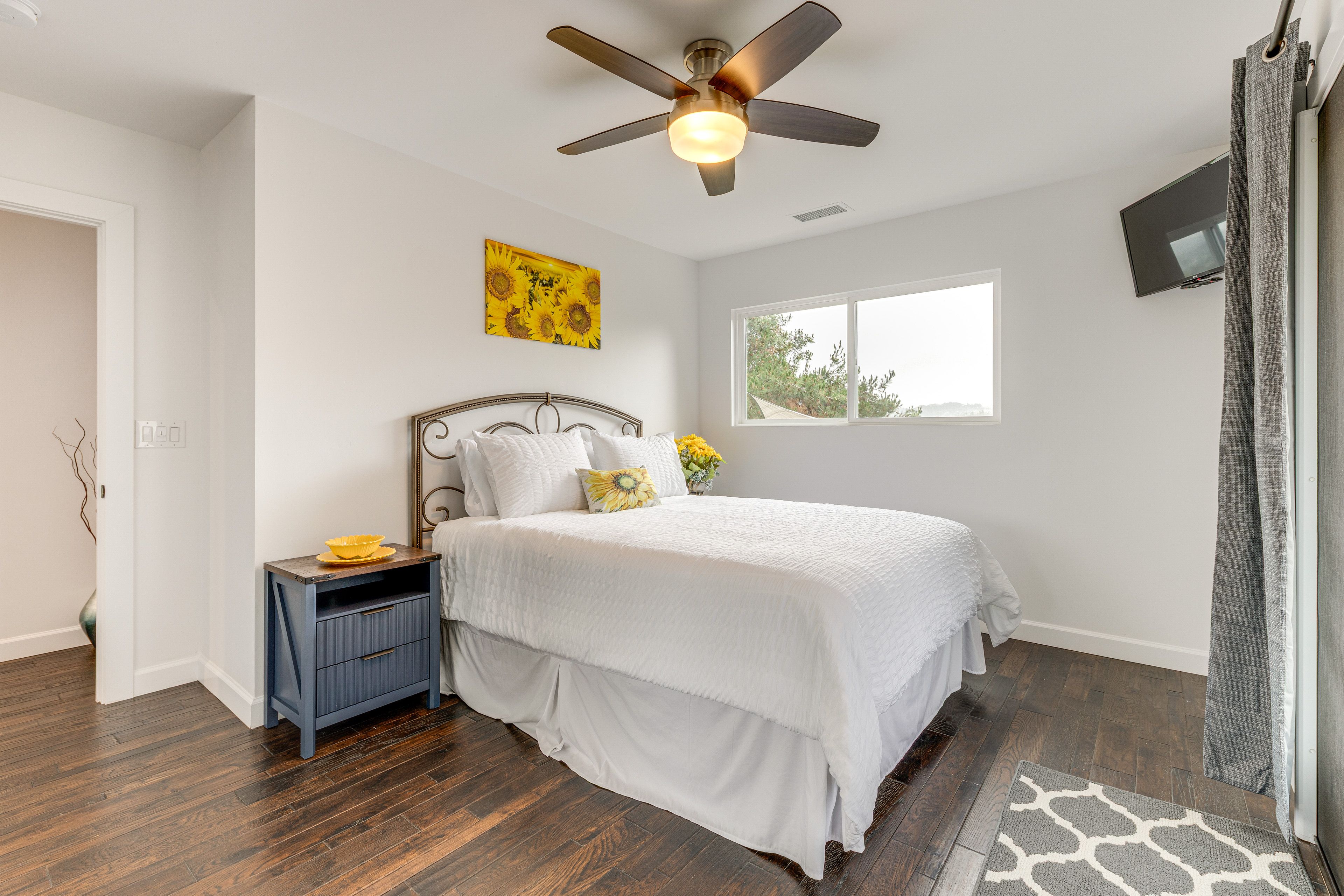 Bedroom 2 | Queen Bed | Smart TV
