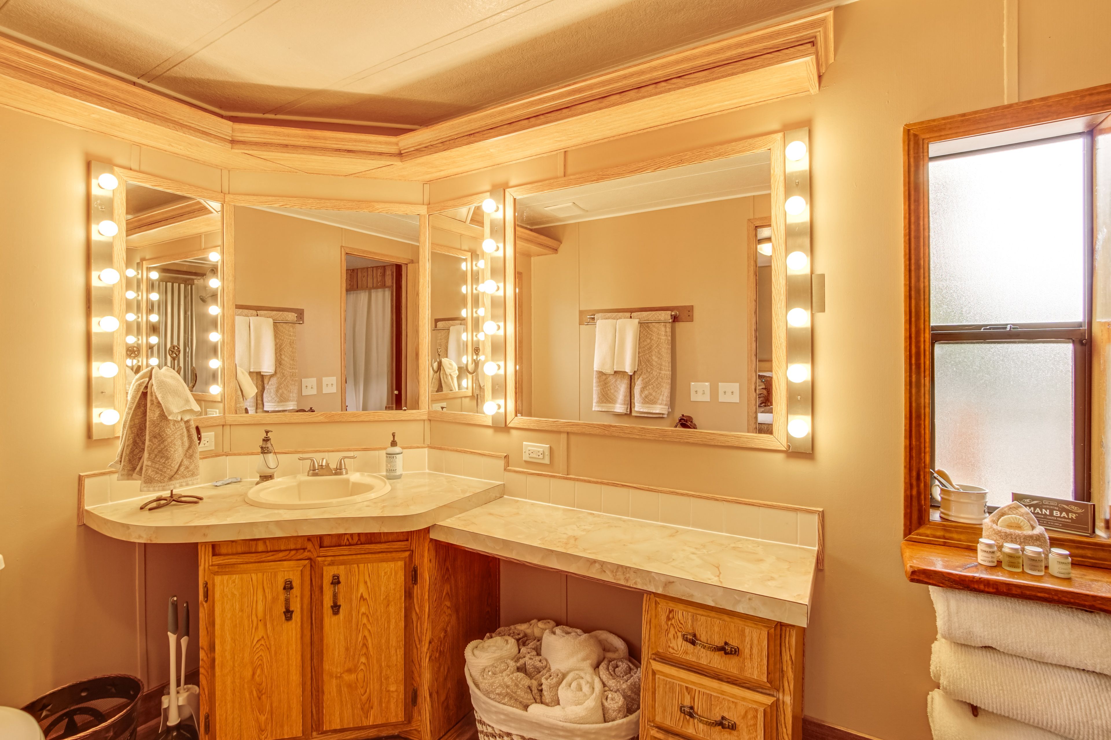 Full Bathroom | Towels Provided
