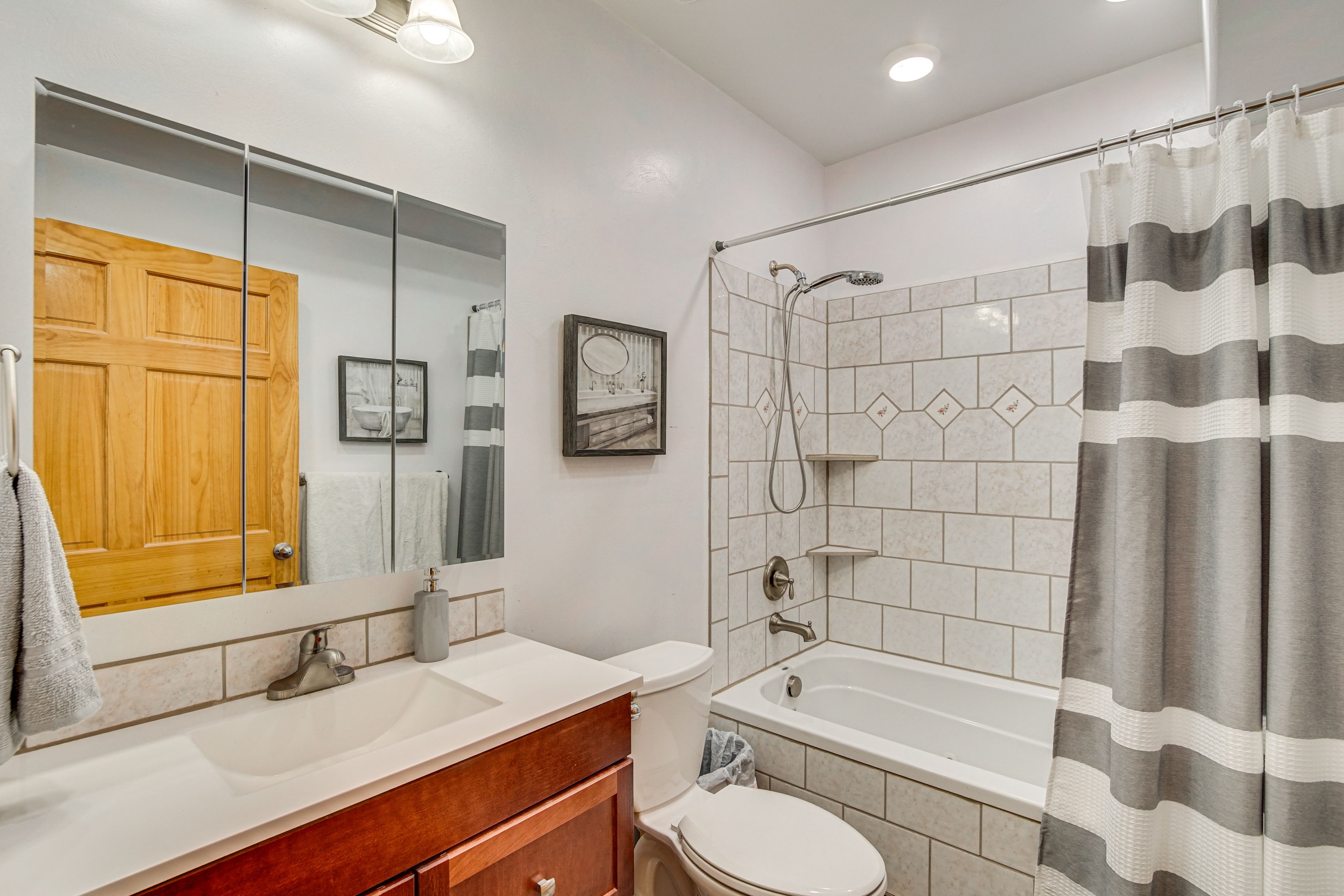 Full Bathroom | Towels Provided | 1st Floor