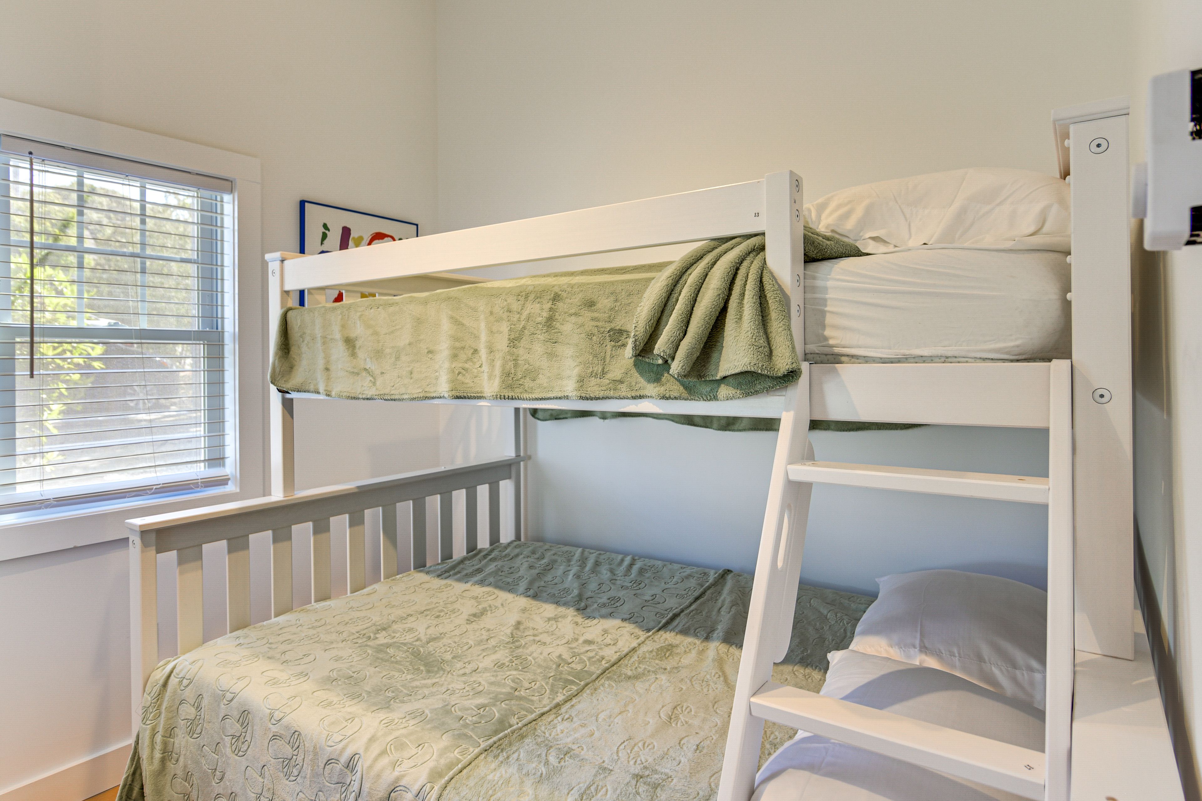 Bedroom 2 | Twin/Full Bunk Bed