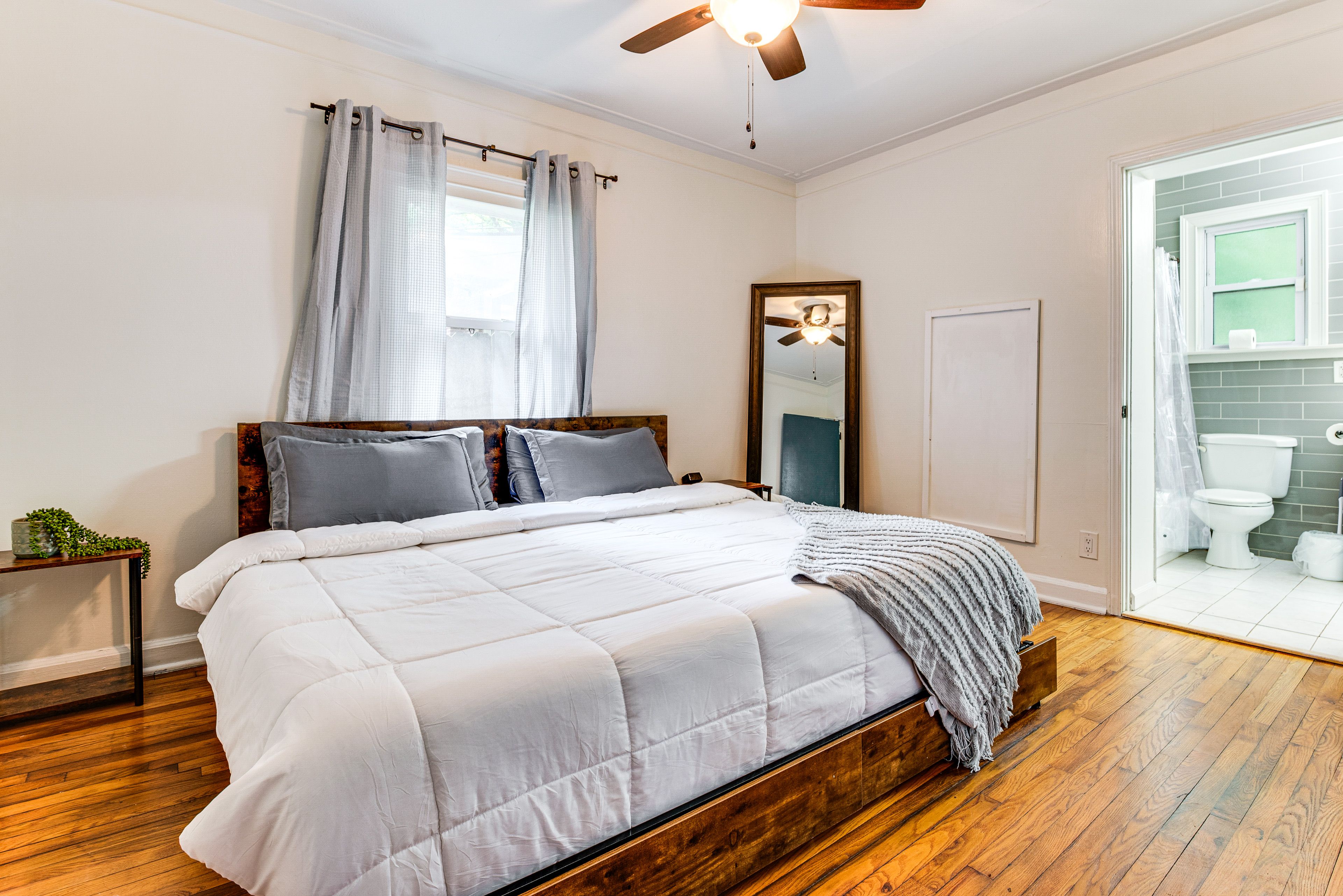 Bedroom 1 | King Bed