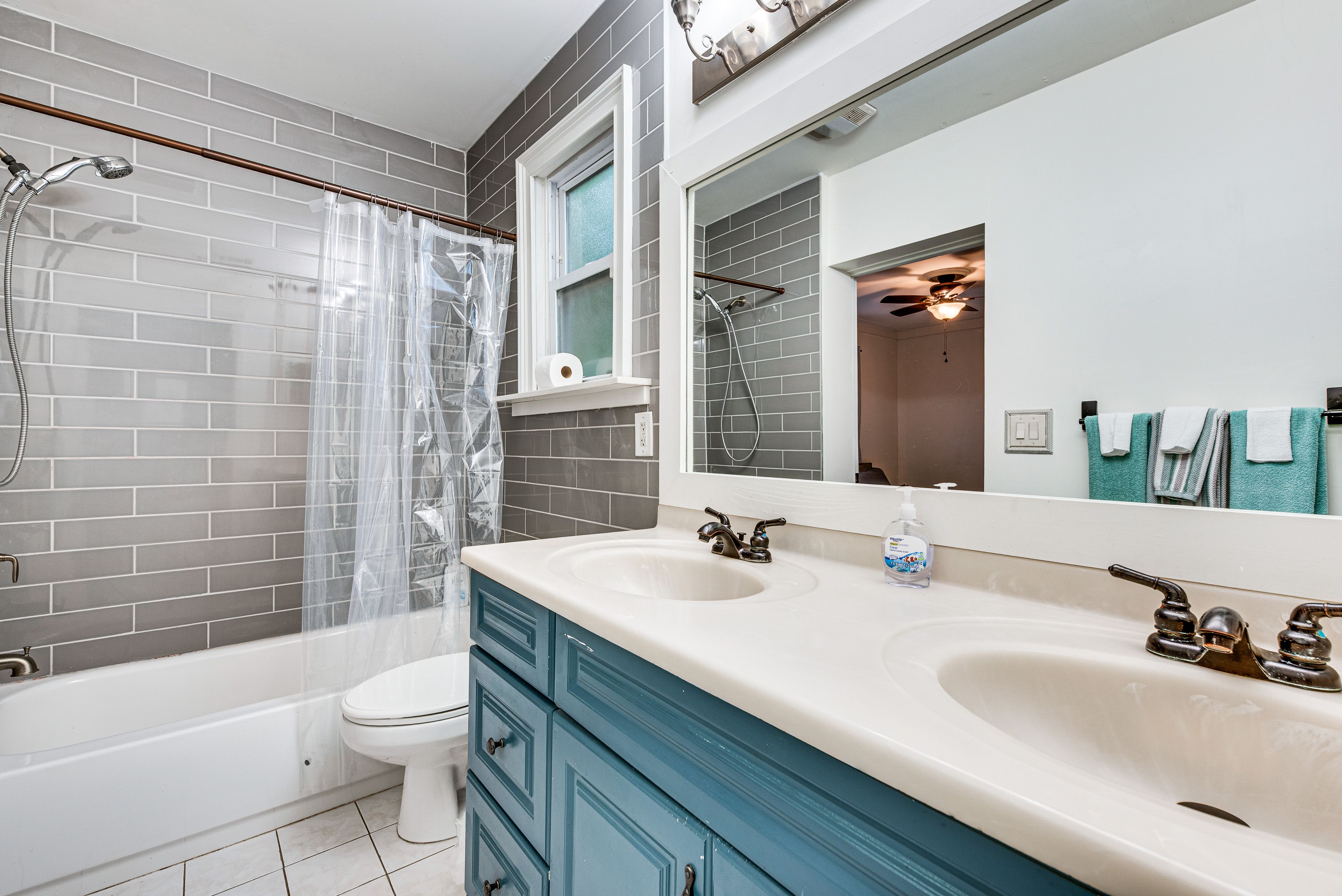 Full Bathroom | Towels Provided
