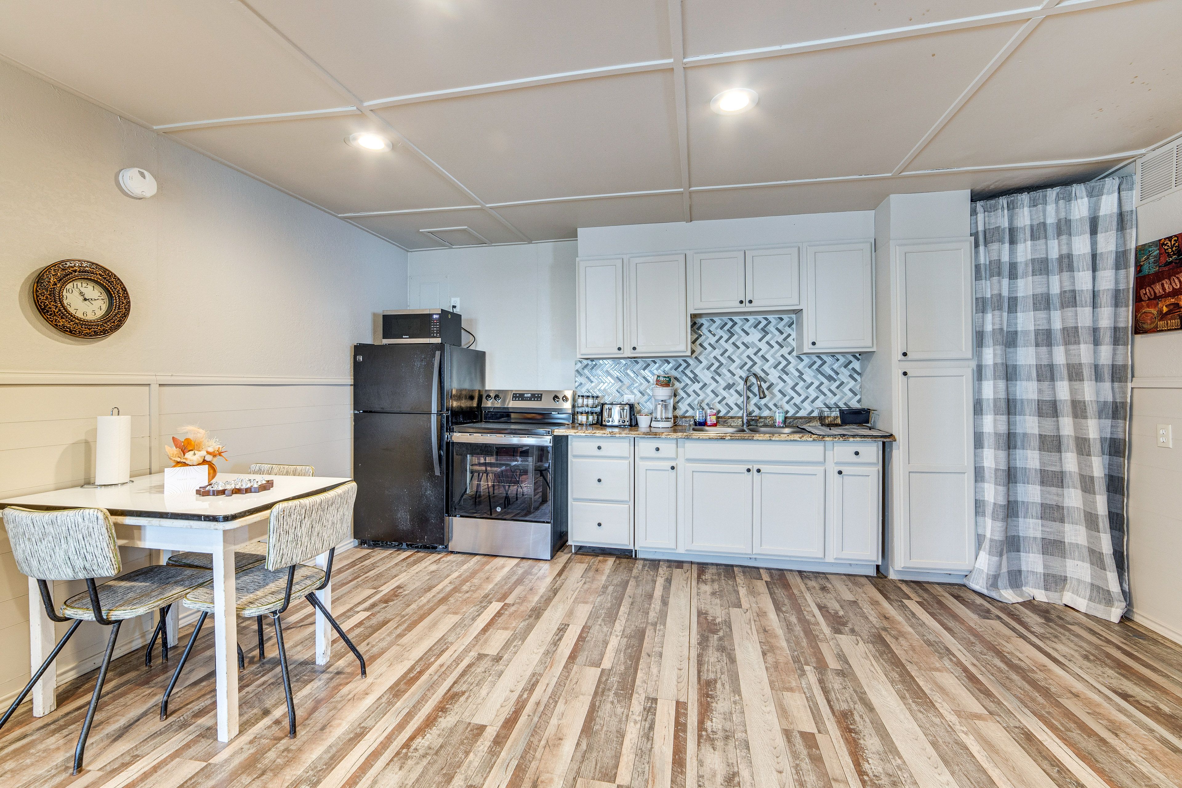 Kitchen | Dining Area | Dishware & Flatware