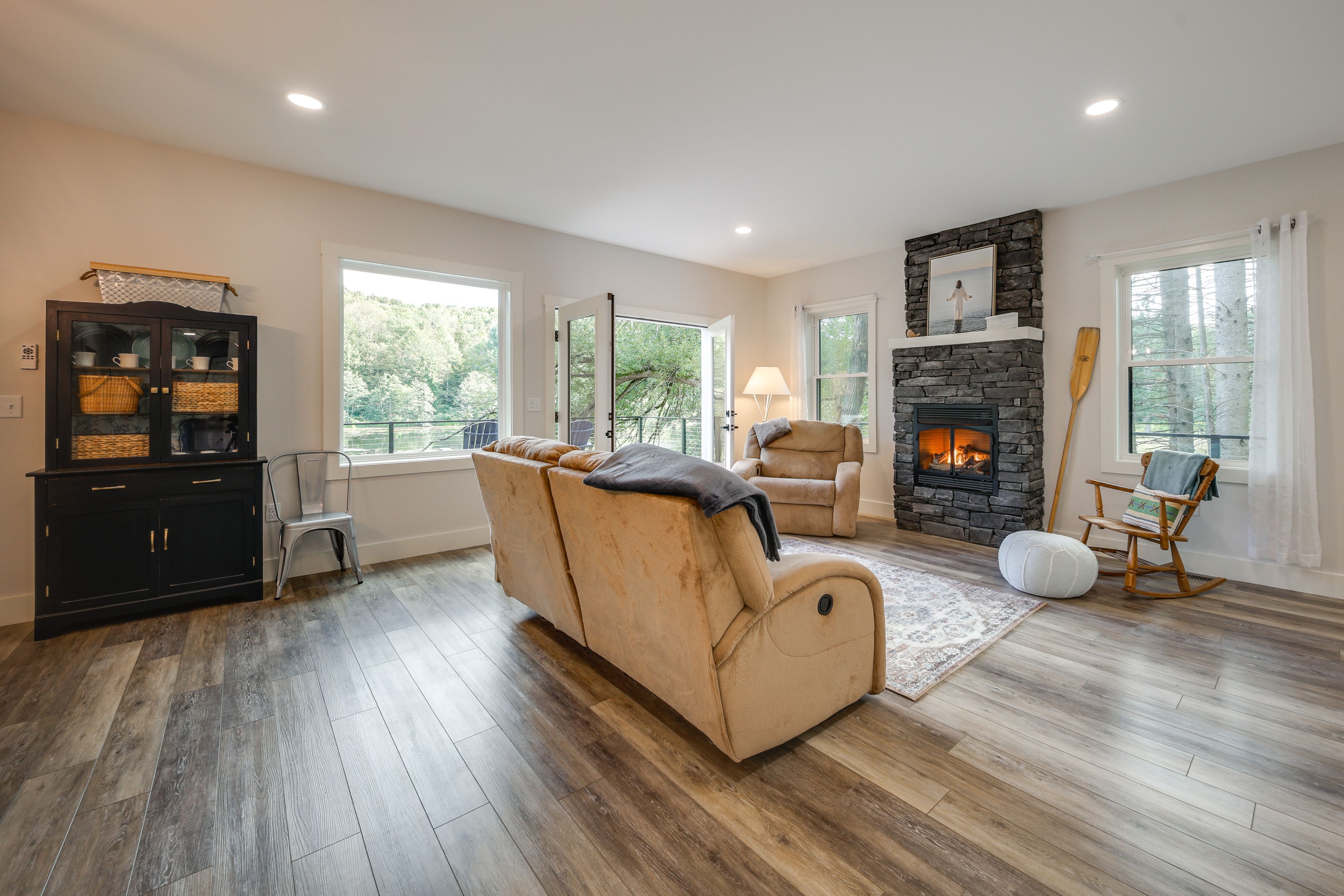 Living Room | Fireplace | Central Air Conditioning/Heat