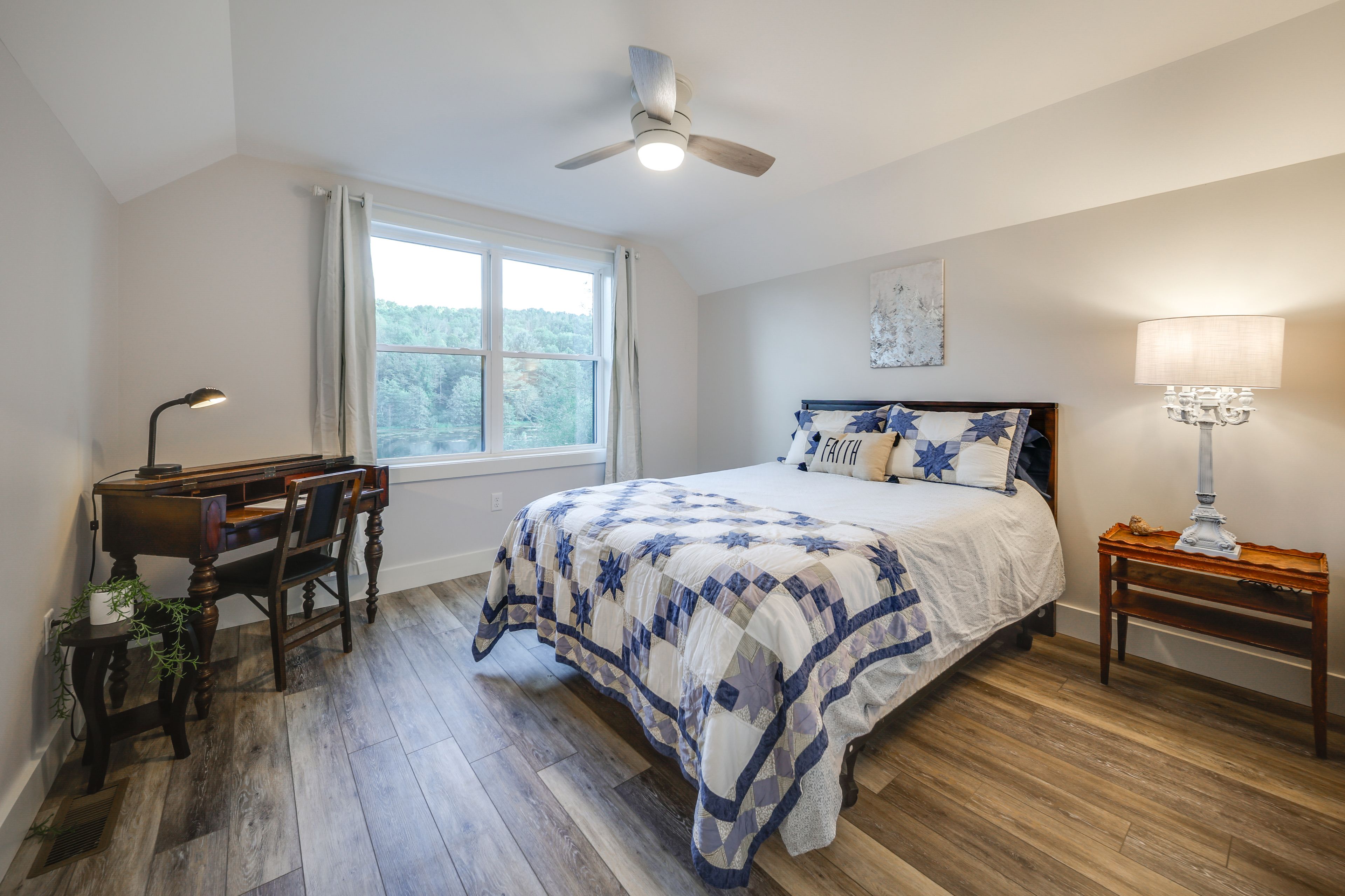 Bedroom 1 | Queen Bed | Desk | Free WiFi | Upper Level