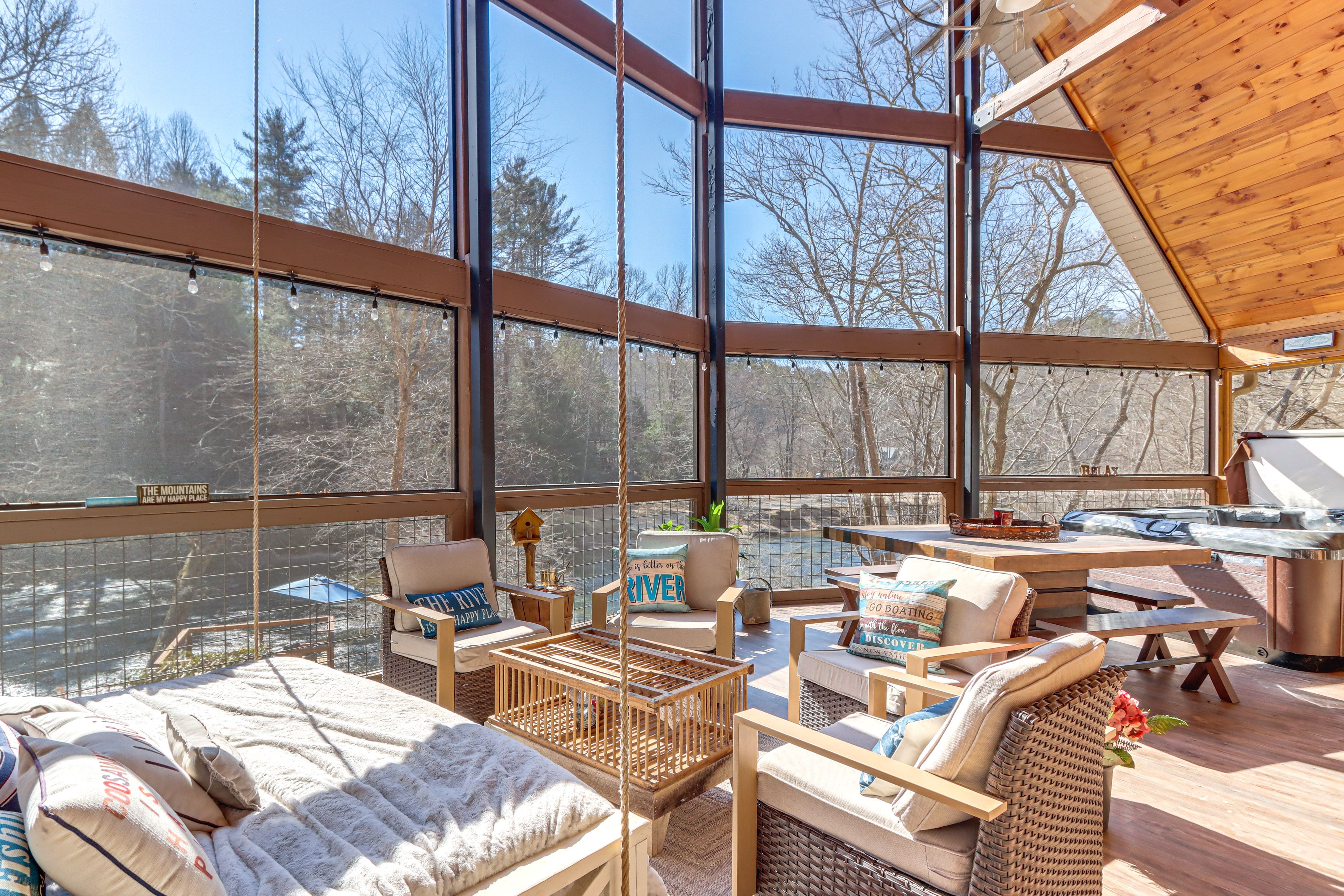 Screened Porch | Smart TV | Hot Tub | Queen Swinging Bench