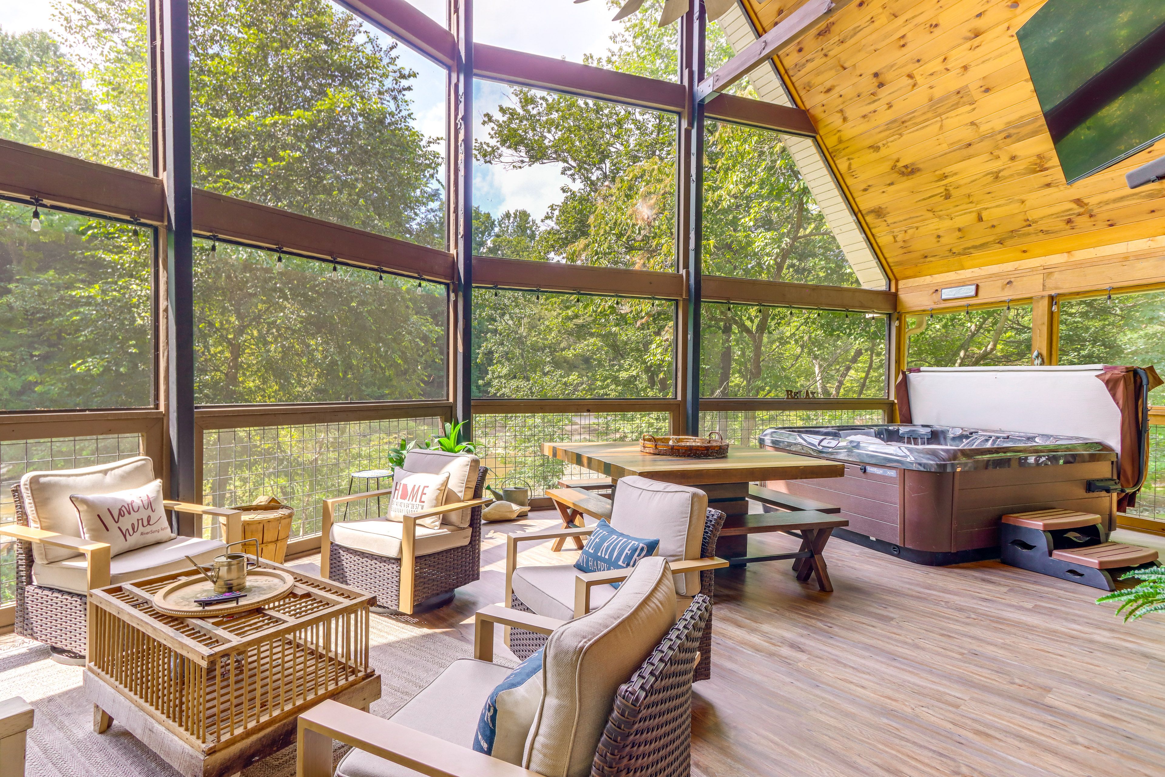 Screened Porch | Smart TV | Hot Tub | Queen Swinging Bench