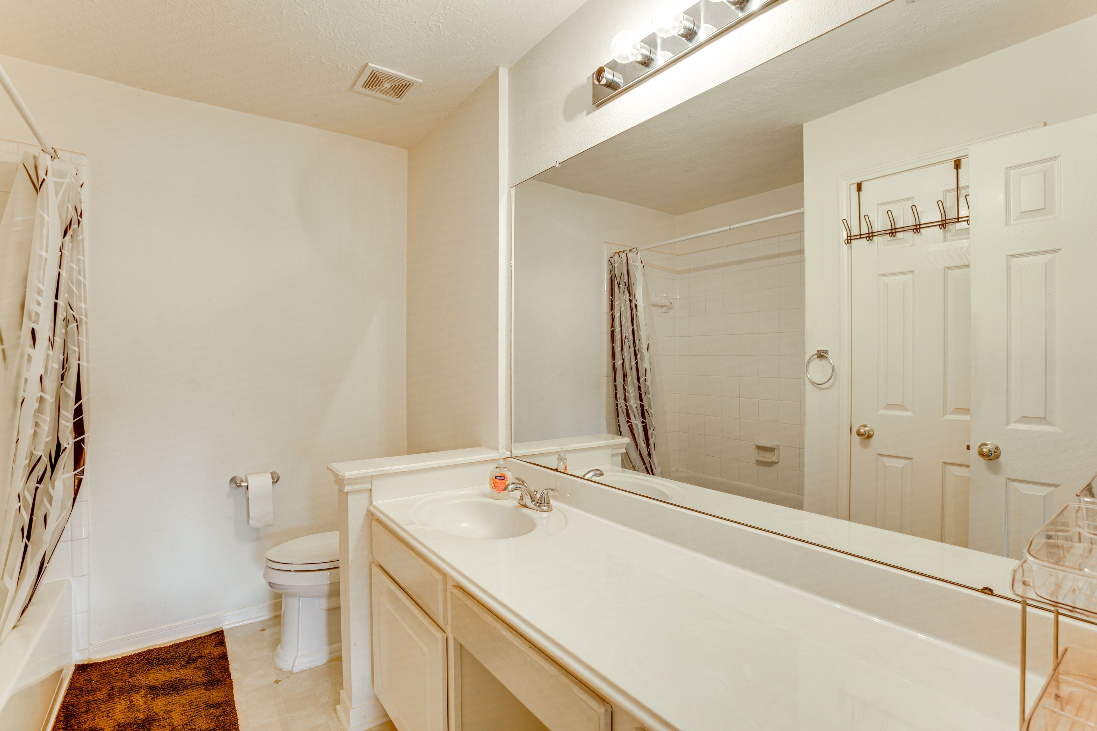 Full Bathroom | Towels Provided | 2nd Floor