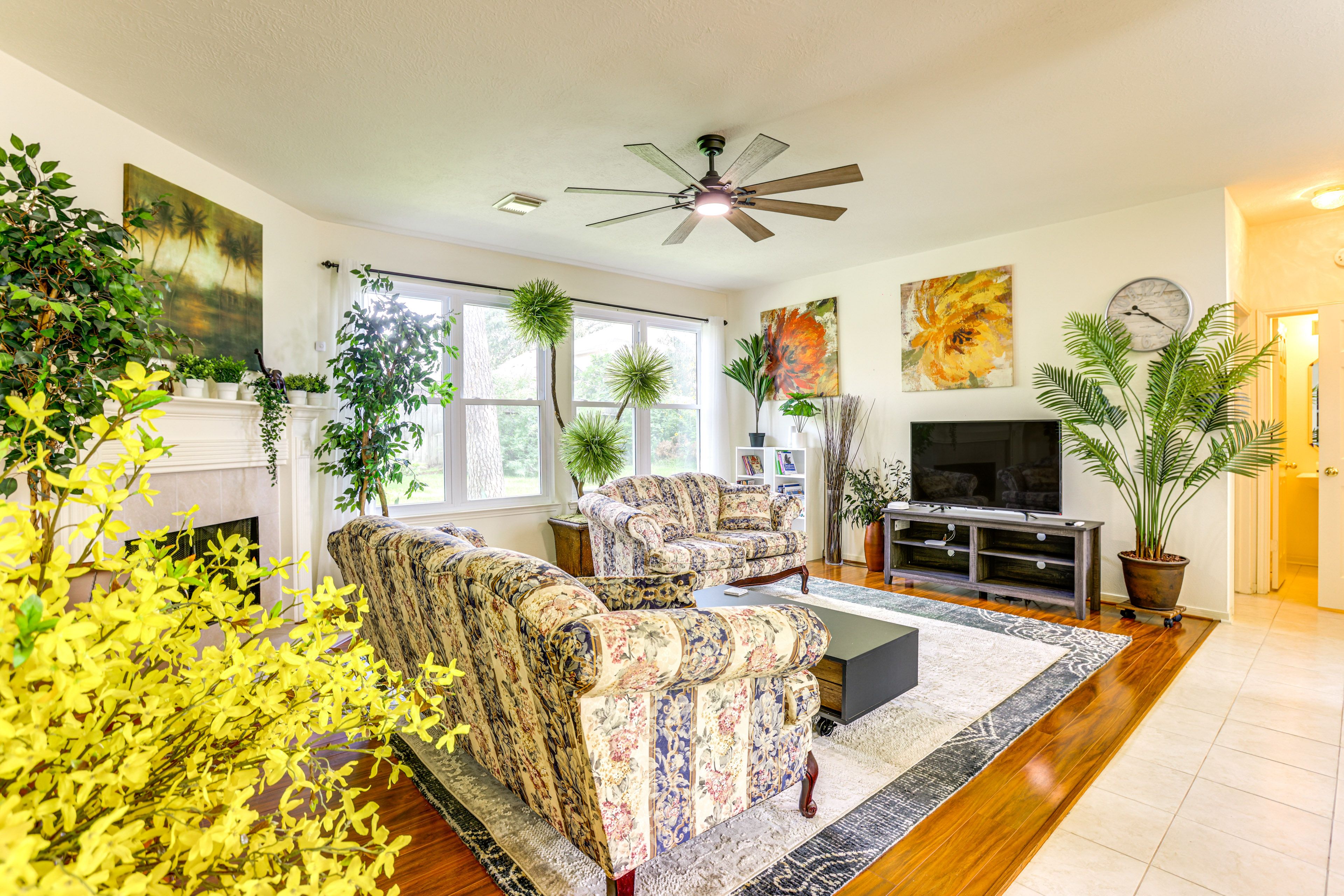 Spring Vacation Rental | 4BR | 2.5BA | 1 Small Step to Enter | 2,800 Sq Ft
